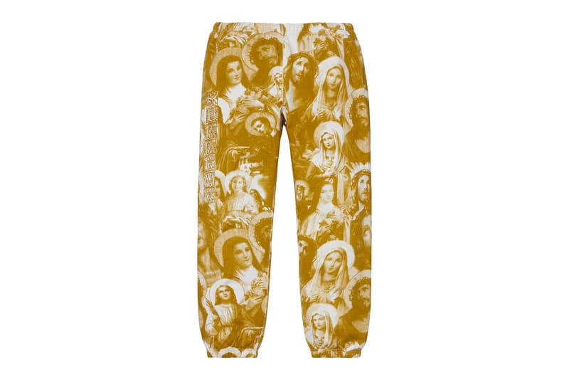 Supreme 2018年秋冬コレクション パンツニュースペーパーや宗教柄など、トップス類とセットアップで着用したいパンツが多数登場 春夏コレクションの終了からしばらく、待望の〈Supreme(シュプリーム)〉シーズンが再開する。2018年秋冬コレクションは、ブランドの原点である1990年代のエッセンスを落とし込んだプロダクト展開だが、パンツ部門はトップスと対になる、すなわちセットアップで着用したいラインアップに。宝石柄、ティーザーに使用されていた龍のモチーフなどがその最たる例であるが、その他にもニュースペーパー柄、NYロゴ、キルティング、GORE-TEXなど、アウターやスウェットを含むトップス類にフックしたパンツが多数登場。その一方で、ツナギやカモフラ柄のトレーニングパンツ、ダブルニーのワークパンツも激しい争奪戦が繰り広げられることになるだろう。 〈Supreme〉の2018年秋冬コレクションは、ニューヨーク、ロサンゼルス、欧州各都市における旗艦店で8月16日(現地時間)にローンチを迎えた後、その週末となる18日(土)に国内展開がスタート。