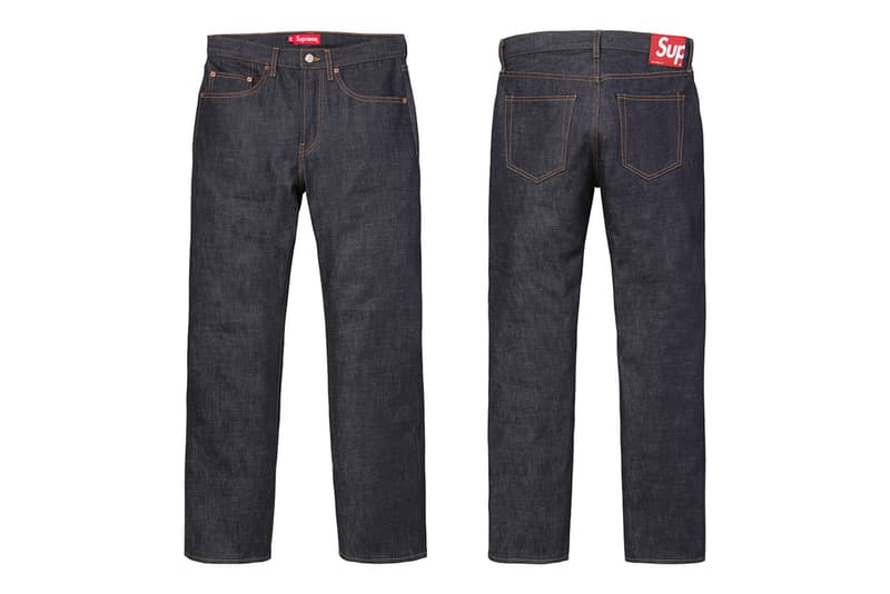 Supreme 2018年秋冬コレクション パンツニュースペーパーや宗教柄など、トップス類とセットアップで着用したいパンツが多数登場 春夏コレクションの終了からしばらく、待望の〈Supreme(シュプリーム)〉シーズンが再開する。2018年秋冬コレクションは、ブランドの原点である1990年代のエッセンスを落とし込んだプロダクト展開だが、パンツ部門はトップスと対になる、すなわちセットアップで着用したいラインアップに。宝石柄、ティーザーに使用されていた龍のモチーフなどがその最たる例であるが、その他にもニュースペーパー柄、NYロゴ、キルティング、GORE-TEXなど、アウターやスウェットを含むトップス類にフックしたパンツが多数登場。その一方で、ツナギやカモフラ柄のトレーニングパンツ、ダブルニーのワークパンツも激しい争奪戦が繰り広げられることになるだろう。 〈Supreme〉の2018年秋冬コレクションは、ニューヨーク、ロサンゼルス、欧州各都市における旗艦店で8月16日(現地時間)にローンチを迎えた後、その週末となる18日(土)に国内展開がスタート。