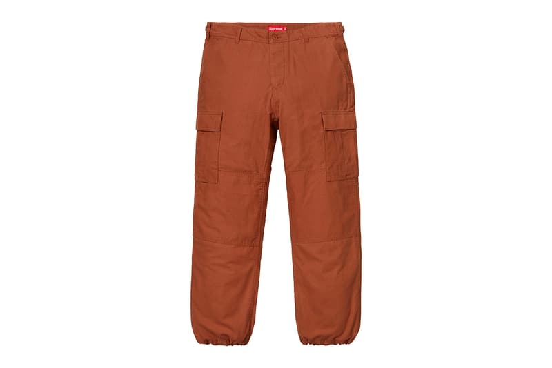 Supreme 2018年秋冬コレクション パンツニュースペーパーや宗教柄など、トップス類とセットアップで着用したいパンツが多数登場 春夏コレクションの終了からしばらく、待望の〈Supreme(シュプリーム)〉シーズンが再開する。2018年秋冬コレクションは、ブランドの原点である1990年代のエッセンスを落とし込んだプロダクト展開だが、パンツ部門はトップスと対になる、すなわちセットアップで着用したいラインアップに。宝石柄、ティーザーに使用されていた龍のモチーフなどがその最たる例であるが、その他にもニュースペーパー柄、NYロゴ、キルティング、GORE-TEXなど、アウターやスウェットを含むトップス類にフックしたパンツが多数登場。その一方で、ツナギやカモフラ柄のトレーニングパンツ、ダブルニーのワークパンツも激しい争奪戦が繰り広げられることになるだろう。 〈Supreme〉の2018年秋冬コレクションは、ニューヨーク、ロサンゼルス、欧州各都市における旗艦店で8月16日(現地時間)にローンチを迎えた後、その週末となる18日(土)に国内展開がスタート。