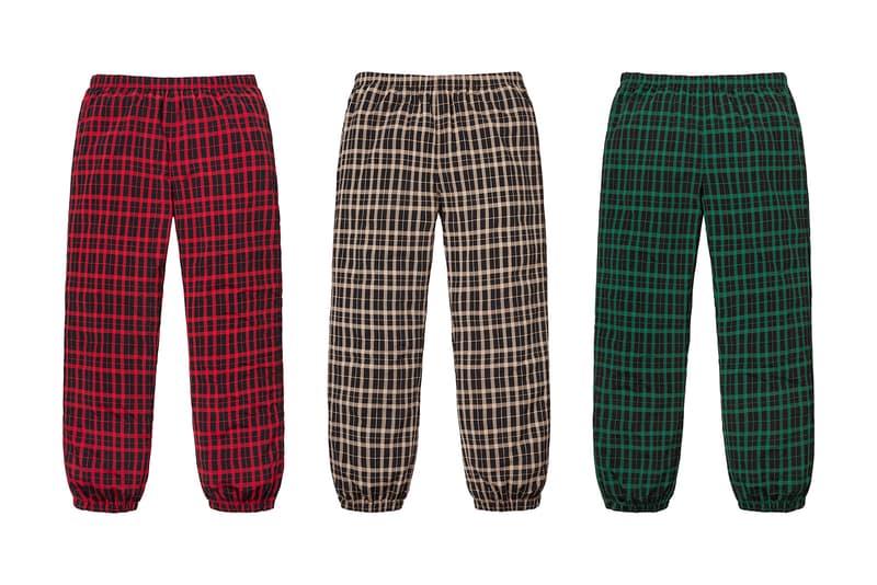 Supreme 2018年秋冬コレクション パンツニュースペーパーや宗教柄など、トップス類とセットアップで着用したいパンツが多数登場 春夏コレクションの終了からしばらく、待望の〈Supreme(シュプリーム)〉シーズンが再開する。2018年秋冬コレクションは、ブランドの原点である1990年代のエッセンスを落とし込んだプロダクト展開だが、パンツ部門はトップスと対になる、すなわちセットアップで着用したいラインアップに。宝石柄、ティーザーに使用されていた龍のモチーフなどがその最たる例であるが、その他にもニュースペーパー柄、NYロゴ、キルティング、GORE-TEXなど、アウターやスウェットを含むトップス類にフックしたパンツが多数登場。その一方で、ツナギやカモフラ柄のトレーニングパンツ、ダブルニーのワークパンツも激しい争奪戦が繰り広げられることになるだろう。 〈Supreme〉の2018年秋冬コレクションは、ニューヨーク、ロサンゼルス、欧州各都市における旗艦店で8月16日(現地時間)にローンチを迎えた後、その週末となる18日(土)に国内展開がスタート。