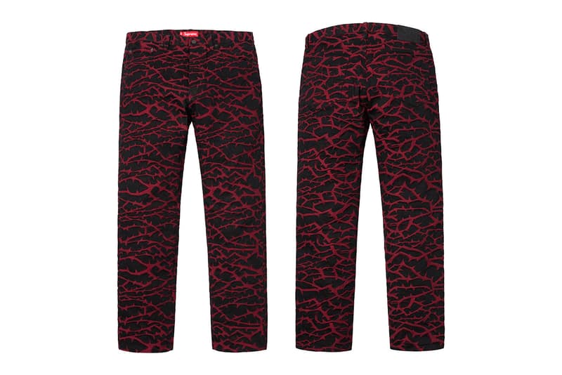 Supreme 2018年秋冬コレクション パンツニュースペーパーや宗教柄など、トップス類とセットアップで着用したいパンツが多数登場 春夏コレクションの終了からしばらく、待望の〈Supreme(シュプリーム)〉シーズンが再開する。2018年秋冬コレクションは、ブランドの原点である1990年代のエッセンスを落とし込んだプロダクト展開だが、パンツ部門はトップスと対になる、すなわちセットアップで着用したいラインアップに。宝石柄、ティーザーに使用されていた龍のモチーフなどがその最たる例であるが、その他にもニュースペーパー柄、NYロゴ、キルティング、GORE-TEXなど、アウターやスウェットを含むトップス類にフックしたパンツが多数登場。その一方で、ツナギやカモフラ柄のトレーニングパンツ、ダブルニーのワークパンツも激しい争奪戦が繰り広げられることになるだろう。 〈Supreme〉の2018年秋冬コレクションは、ニューヨーク、ロサンゼルス、欧州各都市における旗艦店で8月16日(現地時間)にローンチを迎えた後、その週末となる18日(土)に国内展開がスタート。