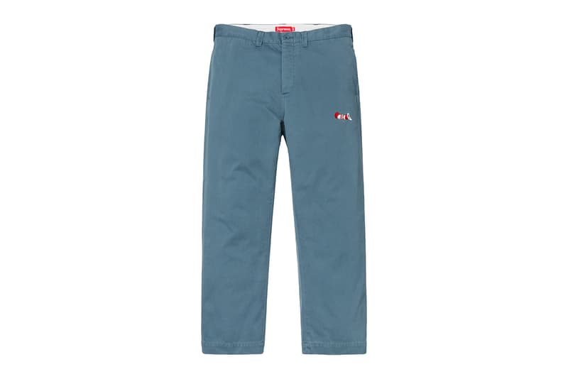 Supreme 2018年秋冬コレクション パンツニュースペーパーや宗教柄など、トップス類とセットアップで着用したいパンツが多数登場 春夏コレクションの終了からしばらく、待望の〈Supreme(シュプリーム)〉シーズンが再開する。2018年秋冬コレクションは、ブランドの原点である1990年代のエッセンスを落とし込んだプロダクト展開だが、パンツ部門はトップスと対になる、すなわちセットアップで着用したいラインアップに。宝石柄、ティーザーに使用されていた龍のモチーフなどがその最たる例であるが、その他にもニュースペーパー柄、NYロゴ、キルティング、GORE-TEXなど、アウターやスウェットを含むトップス類にフックしたパンツが多数登場。その一方で、ツナギやカモフラ柄のトレーニングパンツ、ダブルニーのワークパンツも激しい争奪戦が繰り広げられることになるだろう。 〈Supreme〉の2018年秋冬コレクションは、ニューヨーク、ロサンゼルス、欧州各都市における旗艦店で8月16日(現地時間)にローンチを迎えた後、その週末となる18日(土)に国内展開がスタート。