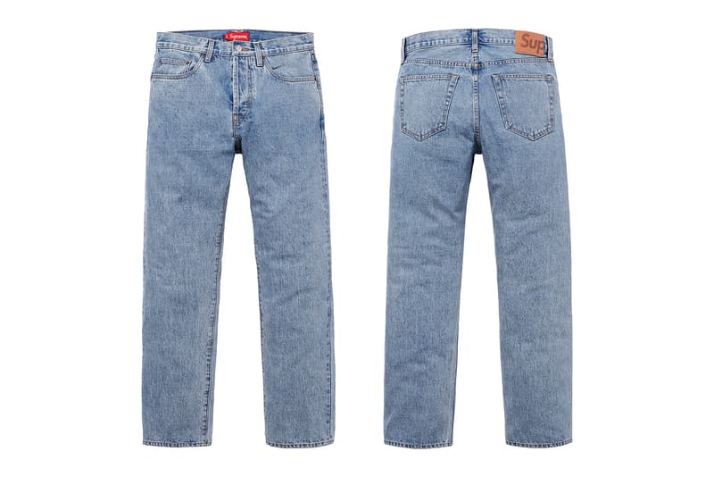 Supreme 2018年秋冬コレクション パンツニュースペーパーや宗教柄など、トップス類とセットアップで着用したいパンツが多数登場 春夏コレクションの終了からしばらく、待望の〈Supreme(シュプリーム)〉シーズンが再開する。2018年秋冬コレクションは、ブランドの原点である1990年代のエッセンスを落とし込んだプロダクト展開だが、パンツ部門はトップスと対になる、すなわちセットアップで着用したいラインアップに。宝石柄、ティーザーに使用されていた龍のモチーフなどがその最たる例であるが、その他にもニュースペーパー柄、NYロゴ、キルティング、GORE-TEXなど、アウターやスウェットを含むトップス類にフックしたパンツが多数登場。その一方で、ツナギやカモフラ柄のトレーニングパンツ、ダブルニーのワークパンツも激しい争奪戦が繰り広げられることになるだろう。 〈Supreme〉の2018年秋冬コレクションは、ニューヨーク、ロサンゼルス、欧州各都市における旗艦店で8月16日(現地時間)にローンチを迎えた後、その週末となる18日(土)に国内展開がスタート。