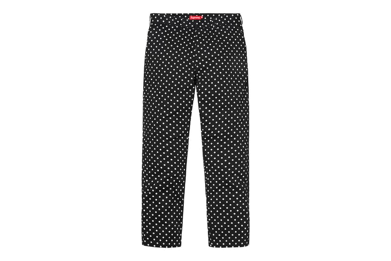 Supreme 2018年秋冬コレクション パンツニュースペーパーや宗教柄など、トップス類とセットアップで着用したいパンツが多数登場 春夏コレクションの終了からしばらく、待望の〈Supreme(シュプリーム)〉シーズンが再開する。2018年秋冬コレクションは、ブランドの原点である1990年代のエッセンスを落とし込んだプロダクト展開だが、パンツ部門はトップスと対になる、すなわちセットアップで着用したいラインアップに。宝石柄、ティーザーに使用されていた龍のモチーフなどがその最たる例であるが、その他にもニュースペーパー柄、NYロゴ、キルティング、GORE-TEXなど、アウターやスウェットを含むトップス類にフックしたパンツが多数登場。その一方で、ツナギやカモフラ柄のトレーニングパンツ、ダブルニーのワークパンツも激しい争奪戦が繰り広げられることになるだろう。 〈Supreme〉の2018年秋冬コレクションは、ニューヨーク、ロサンゼルス、欧州各都市における旗艦店で8月16日(現地時間)にローンチを迎えた後、その週末となる18日(土)に国内展開がスタート。