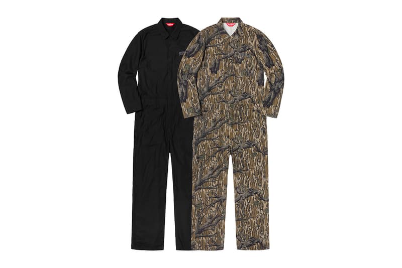 Supreme 2018年秋冬コレクション パンツニュースペーパーや宗教柄など、トップス類とセットアップで着用したいパンツが多数登場 春夏コレクションの終了からしばらく、待望の〈Supreme(シュプリーム)〉シーズンが再開する。2018年秋冬コレクションは、ブランドの原点である1990年代のエッセンスを落とし込んだプロダクト展開だが、パンツ部門はトップスと対になる、すなわちセットアップで着用したいラインアップに。宝石柄、ティーザーに使用されていた龍のモチーフなどがその最たる例であるが、その他にもニュースペーパー柄、NYロゴ、キルティング、GORE-TEXなど、アウターやスウェットを含むトップス類にフックしたパンツが多数登場。その一方で、ツナギやカモフラ柄のトレーニングパンツ、ダブルニーのワークパンツも激しい争奪戦が繰り広げられることになるだろう。 〈Supreme〉の2018年秋冬コレクションは、ニューヨーク、ロサンゼルス、欧州各都市における旗艦店で8月16日(現地時間)にローンチを迎えた後、その週末となる18日(土)に国内展開がスタート。