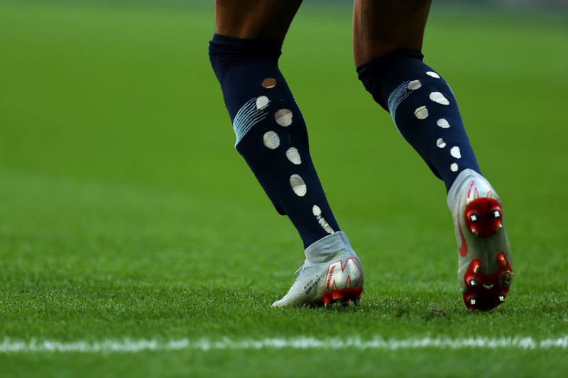 サッカー界ではピッチ上で着用する靴下に穴を空けるファッションが流行中 Hypebeast Jp サッカー界ではピッチ上で着用する靴下に穴を空けるファッションが流行中 Hypebeast Jp