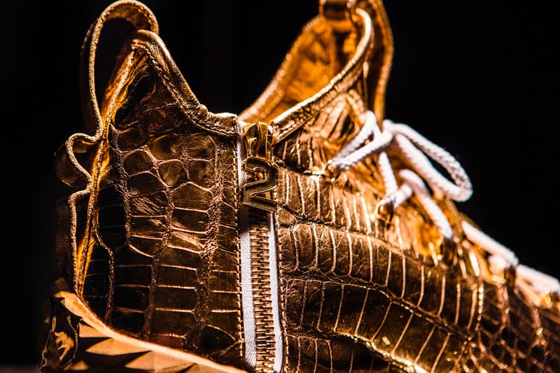 The Shoe Surgeon と Nike が純金とダイヤモンドを贅沢に使用した1,000万円超えの LeBron 15 を製作 史上最年少でNBA通算30,000点に到達するという偉業を成し遂げたレブロン・ジェームズに敬意を表して LeBron James（レブロン・ジェームズ）が昨季達成した偉業を讃えるべく、カスタムスニーカーシーンの頂点に君臨するThe Shoe Surgeon（ザ・シュー・サージョン）と〈Nike（ナイキ）〉が手を組んだ。バスケ界のKINGは今年1月、NBA史上最年少で通算30,000得点に到達。両者はこの後世に語り継がれる出来事を、世界に1足しか存在しないスニーカーの上で記録することにしたようだ。  The Shoe Surgeonは高級なワニ皮を纏うLeBron 15を純金に浸し、ヒールクリップとレースチップは最高級のゴールドプレートへと変更。また、238カラットのダイヤモンドを贅沢に使用し、アグレット（靴紐の先端部分）には“WORLD”と“CHAMPIONS”の文字が刻まれているほか、Bronを象徴する王冠を模ったロゴと30Kの文字を18カラットのダイヤで表現したスペシャルエンブレムも付属している。  この1足に値段をつけるのであれば、1,100万円を優に超えるという。NBAのNo.1プレーヤーへ対する賛辞をスニーカーという形で表現した唯一無二の1足のデザインは、上のフォトギャラリーから。また、製作工程が気になるという方は、『theshoesurgeon.com』を覗いてみてほしい。  不可能を可能にする漢、Russell Westbrook（ラッセル・ウェストブルック）のインタビューを含むその他のNBA情報は、こちらから。