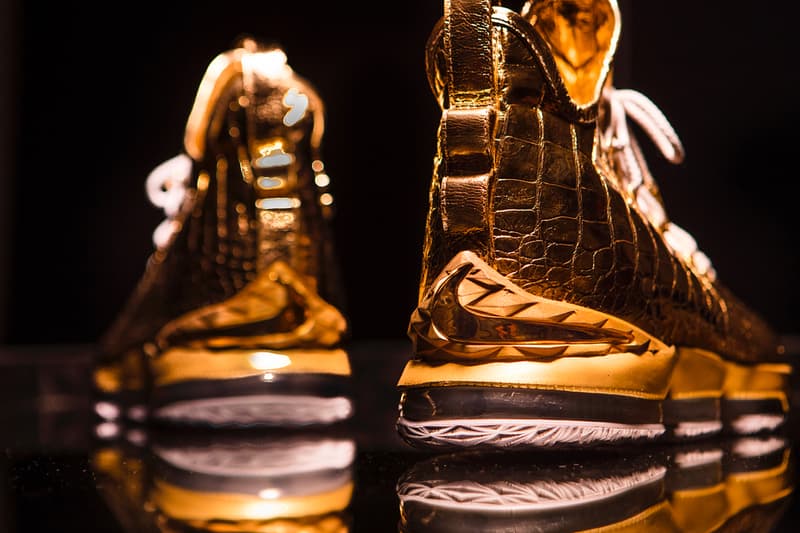 The Shoe Surgeon と Nike が純金とダイヤモンドを贅沢に使用した1,000万円超えの LeBron 15 を製作 史上最年少でNBA通算30,000点に到達するという偉業を成し遂げたレブロン・ジェームズに敬意を表して LeBron James(レブロン・ジェームズ)が昨季達成した偉業を讃えるべく、カスタムスニーカーシーンの頂点に君臨するThe Shoe Surgeon(ザ・シュー・サージョン)と〈Nike(ナイキ)〉が手を組んだ。バスケ界のKINGは今年1月、NBA史上最年少で通算30,000得点に到達。両者はこの後世に語り継がれる出来事を、世界に1足しか存在しないスニーカーの上で記録することにしたようだ。 The Shoe Surgeonは高級なワニ皮を纏うLeBron 15を純金に浸し、ヒールクリップとレースチップは最高級のゴールドプレートへと変更。また、238カラットのダイヤモンドを贅沢に使用し、アグレット(靴紐の先端部分)には“WORLD”と“CHAMPIONS”の文字が刻まれているほか、Bronを象徴する王冠を模ったロゴと30Kの文字を18カラットのダイヤで表現したスペシャルエンブレムも付属している。 この1足に値段をつけるのであれば、1,100万円を優に超えるという。NBAのNo.1プレーヤーへ対する賛辞をスニーカーという形で表現した唯一無二の1足のデザインは、上のフォトギャラリーから。また、製作工程が気になるという方は、『theshoesurgeon.com』を覗いてみてほしい。 不可能を可能にする漢、Russell Westbrook(ラッセル・ウェストブルック)のインタビューを含むその他のNBA情報は、こちらから。