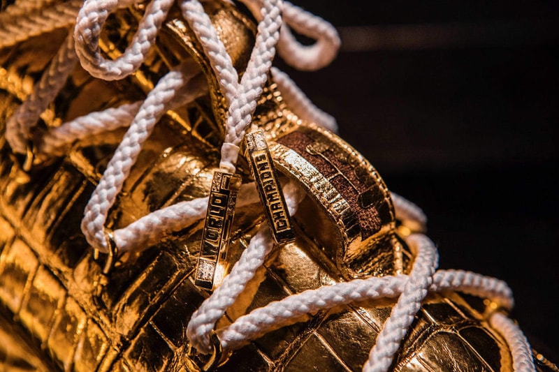 The Shoe Surgeon と Nike が純金とダイヤモンドを贅沢に使用した1,000万円超えの LeBron 15 を製作 史上最年少でNBA通算30,000点に到達するという偉業を成し遂げたレブロン・ジェームズに敬意を表して LeBron James（レブロン・ジェームズ）が昨季達成した偉業を讃えるべく、カスタムスニーカーシーンの頂点に君臨するThe Shoe Surgeon（ザ・シュー・サージョン）と〈Nike（ナイキ）〉が手を組んだ。バスケ界のKINGは今年1月、NBA史上最年少で通算30,000得点に到達。両者はこの後世に語り継がれる出来事を、世界に1足しか存在しないスニーカーの上で記録することにしたようだ。  The Shoe Surgeonは高級なワニ皮を纏うLeBron 15を純金に浸し、ヒールクリップとレースチップは最高級のゴールドプレートへと変更。また、238カラットのダイヤモンドを贅沢に使用し、アグレット（靴紐の先端部分）には“WORLD”と“CHAMPIONS”の文字が刻まれているほか、Bronを象徴する王冠を模ったロゴと30Kの文字を18カラットのダイヤで表現したスペシャルエンブレムも付属している。  この1足に値段をつけるのであれば、1,100万円を優に超えるという。NBAのNo.1プレーヤーへ対する賛辞をスニーカーという形で表現した唯一無二の1足のデザインは、上のフォトギャラリーから。また、製作工程が気になるという方は、『theshoesurgeon.com』を覗いてみてほしい。  不可能を可能にする漢、Russell Westbrook（ラッセル・ウェストブルック）のインタビューを含むその他のNBA情報は、こちらから。