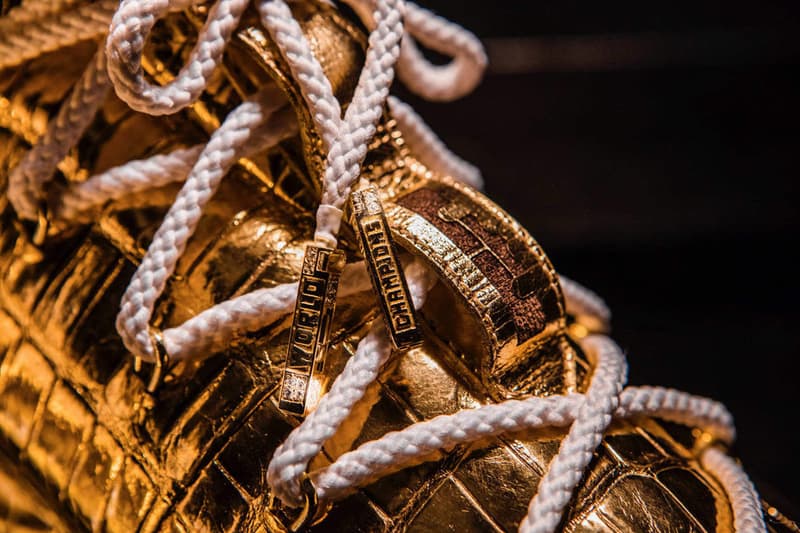 The Shoe Surgeon と Nike が純金とダイヤモンドを贅沢に使用した1,000万円超えの LeBron 15 を製作 史上最年少でNBA通算30,000点に到達するという偉業を成し遂げたレブロン・ジェームズに敬意を表して LeBron James(レブロン・ジェームズ)が昨季達成した偉業を讃えるべく、カスタムスニーカーシーンの頂点に君臨するThe Shoe Surgeon(ザ・シュー・サージョン)と〈Nike(ナイキ)〉が手を組んだ。バスケ界のKINGは今年1月、NBA史上最年少で通算30,000得点に到達。両者はこの後世に語り継がれる出来事を、世界に1足しか存在しないスニーカーの上で記録することにしたようだ。 The Shoe Surgeonは高級なワニ皮を纏うLeBron 15を純金に浸し、ヒールクリップとレースチップは最高級のゴールドプレートへと変更。また、238カラットのダイヤモンドを贅沢に使用し、アグレット(靴紐の先端部分)には“WORLD”と“CHAMPIONS”の文字が刻まれているほか、Bronを象徴する王冠を模ったロゴと30Kの文字を18カラットのダイヤで表現したスペシャルエンブレムも付属している。 この1足に値段をつけるのであれば、1,100万円を優に超えるという。NBAのNo.1プレーヤーへ対する賛辞をスニーカーという形で表現した唯一無二の1足のデザインは、上のフォトギャラリーから。また、製作工程が気になるという方は、『theshoesurgeon.com』を覗いてみてほしい。 不可能を可能にする漢、Russell Westbrook(ラッセル・ウェストブルック)のインタビューを含むその他のNBA情報は、こちらから。