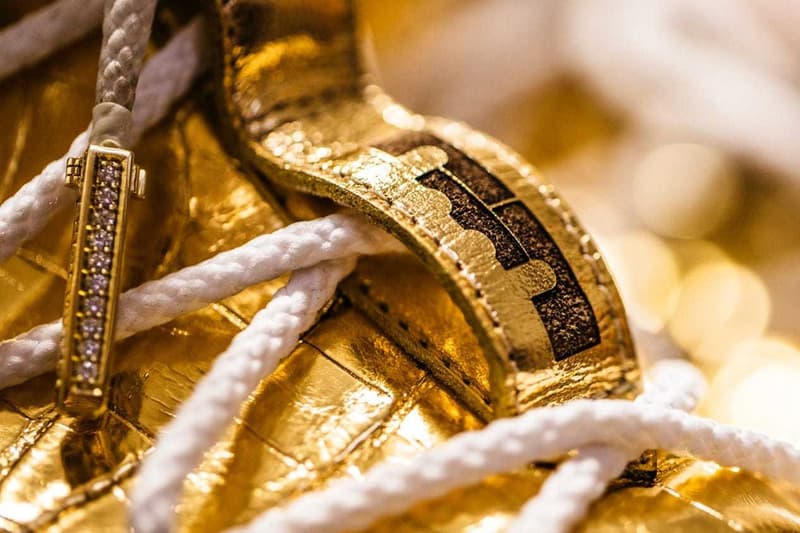 The Shoe Surgeon と Nike が純金とダイヤモンドを贅沢に使用した1,000万円超えの LeBron 15 を製作 史上最年少でNBA通算30,000点に到達するという偉業を成し遂げたレブロン・ジェームズに敬意を表して LeBron James(レブロン・ジェームズ)が昨季達成した偉業を讃えるべく、カスタムスニーカーシーンの頂点に君臨するThe Shoe Surgeon(ザ・シュー・サージョン)と〈Nike(ナイキ)〉が手を組んだ。バスケ界のKINGは今年1月、NBA史上最年少で通算30,000得点に到達。両者はこの後世に語り継がれる出来事を、世界に1足しか存在しないスニーカーの上で記録することにしたようだ。 The Shoe Surgeonは高級なワニ皮を纏うLeBron 15を純金に浸し、ヒールクリップとレースチップは最高級のゴールドプレートへと変更。また、238カラットのダイヤモンドを贅沢に使用し、アグレット(靴紐の先端部分)には“WORLD”と“CHAMPIONS”の文字が刻まれているほか、Bronを象徴する王冠を模ったロゴと30Kの文字を18カラットのダイヤで表現したスペシャルエンブレムも付属している。 この1足に値段をつけるのであれば、1,100万円を優に超えるという。NBAのNo.1プレーヤーへ対する賛辞をスニーカーという形で表現した唯一無二の1足のデザインは、上のフォトギャラリーから。また、製作工程が気になるという方は、『theshoesurgeon.com』を覗いてみてほしい。 不可能を可能にする漢、Russell Westbrook(ラッセル・ウェストブルック)のインタビューを含むその他のNBA情報は、こちらから。