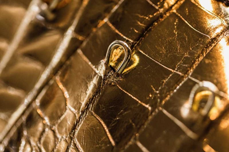 The Shoe Surgeon と Nike が純金とダイヤモンドを贅沢に使用した1,000万円超えの LeBron 15 を製作 史上最年少でNBA通算30,000点に到達するという偉業を成し遂げたレブロン・ジェームズに敬意を表して LeBron James（レブロン・ジェームズ）が昨季達成した偉業を讃えるべく、カスタムスニーカーシーンの頂点に君臨するThe Shoe Surgeon（ザ・シュー・サージョン）と〈Nike（ナイキ）〉が手を組んだ。バスケ界のKINGは今年1月、NBA史上最年少で通算30,000得点に到達。両者はこの後世に語り継がれる出来事を、世界に1足しか存在しないスニーカーの上で記録することにしたようだ。  The Shoe Surgeonは高級なワニ皮を纏うLeBron 15を純金に浸し、ヒールクリップとレースチップは最高級のゴールドプレートへと変更。また、238カラットのダイヤモンドを贅沢に使用し、アグレット（靴紐の先端部分）には“WORLD”と“CHAMPIONS”の文字が刻まれているほか、Bronを象徴する王冠を模ったロゴと30Kの文字を18カラットのダイヤで表現したスペシャルエンブレムも付属している。  この1足に値段をつけるのであれば、1,100万円を優に超えるという。NBAのNo.1プレーヤーへ対する賛辞をスニーカーという形で表現した唯一無二の1足のデザインは、上のフォトギャラリーから。また、製作工程が気になるという方は、『theshoesurgeon.com』を覗いてみてほしい。  不可能を可能にする漢、Russell Westbrook（ラッセル・ウェストブルック）のインタビューを含むその他のNBA情報は、こちらから。