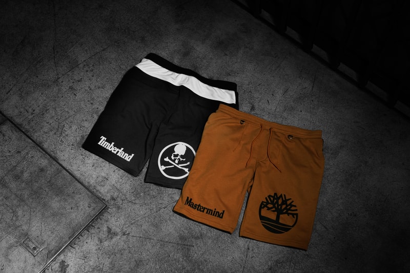 Timberland x MASTERMIND WORLD のコラボカプセルコレクションの公式情報が解禁 1952年の設立以降、世界初の完全防水レザーブーツを開発するなど、革新的なプロダクトを永遠の定番にまで昇華させ、The Notorious B.I.G.（ノトーリアス・B.I.G.）やMobb Deep（モブ・ディープ）、Wu-Tang Clan（ウータン・クラン）の着用を皮切りに、ヒップホップ/ストリートシーンでも絶大なる人気を獲得してきた〈Timberland（ティンバーランド）〉。“Made in Japan”にこだわり続け、日本の素材、伝統技術、最新技術をリアルクローズに落とし込み、老舗メゾンを凌ぐ服作りで世界を驚かせてきた〈MASTERMIND WORLD（マスターマインド ワールド）〉。この現代ストリートのクラフトマンシップを象徴する両者が手を組み、数量限定展開となるカプセルコレクションをリリースする。  本間正章のデザイン美学と〈Timberland〉が長い歴史の中で紡いできた豊かな伝統が融合した今回のコラボレーションでは、耐久性の高い上質な防水レザーを纏う6インチプレミアムブーツにさりげなくひねりを効かせ、シルエットを1インチ短くした6アイレット x 5インチのデザインを実現。着脱を考慮して、内側のクォーターパネルにはサイドジッパーがプラスされているほか、タン、ヒール、タグにはクロスボーンスカルが鎮座しており、履き口のレザーにもオールドイングリッシュで〈MASTERMIND WORLD〉のブランディングが施されている。  だが、今回のコレクションを構成するのは、ブーツのみではない。両者は1990年代の〈Timberland〉のヴィンテージアパレルから着想を得て、〈Timberland〉を代表するシルエットを一新させたストリートウェアも登場。ハイクオリティなコットンファブリックを使用し、細部にまでこだわりぬいたラインアップには、オーバーサイズのS/S TシャツとL/S Tシャツ、スウェットショートパンツ、スウェットジョガーパンツの4アイテムが名を連ねる。  ブーツ、アパレルともに両ブランドを象徴するウィートとブラックの2色展開となる〈Timberland〉x〈MASTERMIND WORLD〉のカプセルコレクションは、〈Timberland〉の伊勢丹新宿PC4店と公式オンラインショップおよび、〈MASTERMIND WORLD〉の取扱店舗にて9月14日（金）より発売開始。リリースに備えて、上のフォトギャラリーからコラボレーションならではの世界観を色濃く表現したルックビジュアルをチェックしてみてはいかがだろうか。