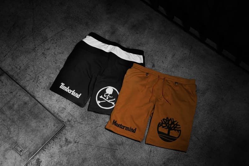 Timberland x MASTERMIND WORLD のコラボカプセルコレクションの公式情報が解禁 1952年の設立以降、世界初の完全防水レザーブーツを開発するなど、革新的なプロダクトを永遠の定番にまで昇華させ、The Notorious B.I.G.(ノトーリアス・B.I.G.)やMobb Deep(モブ・ディープ)、Wu-Tang Clan(ウータン・クラン)の着用を皮切りに、ヒップホップ/ストリートシーンでも絶大なる人気を獲得してきた〈Timberland(ティンバーランド)〉。“Made in Japan”にこだわり続け、日本の素材、伝統技術、最新技術をリアルクローズに落とし込み、老舗メゾンを凌ぐ服作りで世界を驚かせてきた〈MASTERMIND WORLD(マスターマインド ワールド)〉。この現代ストリートのクラフトマンシップを象徴する両者が手を組み、数量限定展開となるカプセルコレクションをリリースする。 本間正章のデザイン美学と〈Timberland〉が長い歴史の中で紡いできた豊かな伝統が融合した今回のコラボレーションでは、耐久性の高い上質な防水レザーを纏う6インチプレミアムブーツにさりげなくひねりを効かせ、シルエットを1インチ短くした6アイレット x 5インチのデザインを実現。着脱を考慮して、内側のクォーターパネルにはサイドジッパーがプラスされているほか、タン、ヒール、タグにはクロスボーンスカルが鎮座しており、履き口のレザーにもオールドイングリッシュで〈MASTERMIND WORLD〉のブランディングが施されている。 だが、今回のコレクションを構成するのは、ブーツのみではない。両者は1990年代の〈Timberland〉のヴィンテージアパレルから着想を得て、〈Timberland〉を代表するシルエットを一新させたストリートウェアも登場。ハイクオリティなコットンファブリックを使用し、細部にまでこだわりぬいたラインアップには、オーバーサイズのS/S TシャツとL/S Tシャツ、スウェットショートパンツ、スウェットジョガーパンツの4アイテムが名を連ねる。 ブーツ、アパレルともに両ブランドを象徴するウィートとブラックの2色展開となる〈Timberland〉x〈MASTERMIND WORLD〉のカプセルコレクションは、〈Timberland〉の伊勢丹新宿PC4店と公式オンラインショップおよび、〈MASTERMIND WORLD〉の取扱店舗にて9月14日(金)より発売開始。リリースに備えて、上のフォトギャラリーからコラボレーションならではの世界観を色濃く表現したルックビジュアルをチェックしてみてはいかがだろうか。