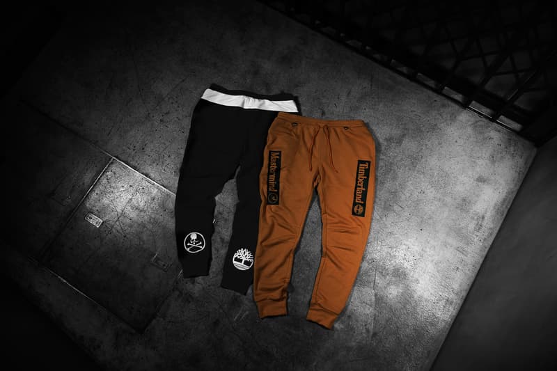 Timberland x MASTERMIND WORLD のコラボカプセルコレクションの公式情報が解禁 1952年の設立以降、世界初の完全防水レザーブーツを開発するなど、革新的なプロダクトを永遠の定番にまで昇華させ、The Notorious B.I.G.（ノトーリアス・B.I.G.）やMobb Deep（モブ・ディープ）、Wu-Tang Clan（ウータン・クラン）の着用を皮切りに、ヒップホップ/ストリートシーンでも絶大なる人気を獲得してきた〈Timberland（ティンバーランド）〉。“Made in Japan”にこだわり続け、日本の素材、伝統技術、最新技術をリアルクローズに落とし込み、老舗メゾンを凌ぐ服作りで世界を驚かせてきた〈MASTERMIND WORLD（マスターマインド ワールド）〉。この現代ストリートのクラフトマンシップを象徴する両者が手を組み、数量限定展開となるカプセルコレクションをリリースする。  本間正章のデザイン美学と〈Timberland〉が長い歴史の中で紡いできた豊かな伝統が融合した今回のコラボレーションでは、耐久性の高い上質な防水レザーを纏う6インチプレミアムブーツにさりげなくひねりを効かせ、シルエットを1インチ短くした6アイレット x 5インチのデザインを実現。着脱を考慮して、内側のクォーターパネルにはサイドジッパーがプラスされているほか、タン、ヒール、タグにはクロスボーンスカルが鎮座しており、履き口のレザーにもオールドイングリッシュで〈MASTERMIND WORLD〉のブランディングが施されている。  だが、今回のコレクションを構成するのは、ブーツのみではない。両者は1990年代の〈Timberland〉のヴィンテージアパレルから着想を得て、〈Timberland〉を代表するシルエットを一新させたストリートウェアも登場。ハイクオリティなコットンファブリックを使用し、細部にまでこだわりぬいたラインアップには、オーバーサイズのS/S TシャツとL/S Tシャツ、スウェットショートパンツ、スウェットジョガーパンツの4アイテムが名を連ねる。  ブーツ、アパレルともに両ブランドを象徴するウィートとブラックの2色展開となる〈Timberland〉x〈MASTERMIND WORLD〉のカプセルコレクションは、〈Timberland〉の伊勢丹新宿PC4店と公式オンラインショップおよび、〈MASTERMIND WORLD〉の取扱店舗にて9月14日（金）より発売開始。リリースに備えて、上のフォトギャラリーからコラボレーションならではの世界観を色濃く表現したルックビジュアルをチェックしてみてはいかがだろうか。