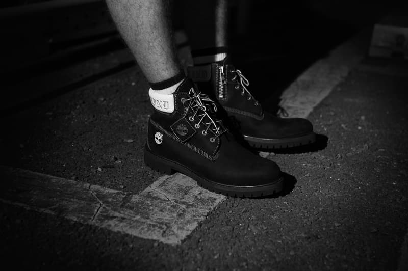 Timberland x MASTERMIND WORLD のコラボカプセルコレクションの公式情報が解禁 1952年の設立以降、世界初の完全防水レザーブーツを開発するなど、革新的なプロダクトを永遠の定番にまで昇華させ、The Notorious B.I.G.（ノトーリアス・B.I.G.）やMobb Deep（モブ・ディープ）、Wu-Tang Clan（ウータン・クラン）の着用を皮切りに、ヒップホップ/ストリートシーンでも絶大なる人気を獲得してきた〈Timberland（ティンバーランド）〉。“Made in Japan”にこだわり続け、日本の素材、伝統技術、最新技術をリアルクローズに落とし込み、老舗メゾンを凌ぐ服作りで世界を驚かせてきた〈MASTERMIND WORLD（マスターマインド ワールド）〉。この現代ストリートのクラフトマンシップを象徴する両者が手を組み、数量限定展開となるカプセルコレクションをリリースする。  本間正章のデザイン美学と〈Timberland〉が長い歴史の中で紡いできた豊かな伝統が融合した今回のコラボレーションでは、耐久性の高い上質な防水レザーを纏う6インチプレミアムブーツにさりげなくひねりを効かせ、シルエットを1インチ短くした6アイレット x 5インチのデザインを実現。着脱を考慮して、内側のクォーターパネルにはサイドジッパーがプラスされているほか、タン、ヒール、タグにはクロスボーンスカルが鎮座しており、履き口のレザーにもオールドイングリッシュで〈MASTERMIND WORLD〉のブランディングが施されている。  だが、今回のコレクションを構成するのは、ブーツのみではない。両者は1990年代の〈Timberland〉のヴィンテージアパレルから着想を得て、〈Timberland〉を代表するシルエットを一新させたストリートウェアも登場。ハイクオリティなコットンファブリックを使用し、細部にまでこだわりぬいたラインアップには、オーバーサイズのS/S TシャツとL/S Tシャツ、スウェットショートパンツ、スウェットジョガーパンツの4アイテムが名を連ねる。  ブーツ、アパレルともに両ブランドを象徴するウィートとブラックの2色展開となる〈Timberland〉x〈MASTERMIND WORLD〉のカプセルコレクションは、〈Timberland〉の伊勢丹新宿PC4店と公式オンラインショップおよび、〈MASTERMIND WORLD〉の取扱店舗にて9月14日（金）より発売開始。リリースに備えて、上のフォトギャラリーからコラボレーションならではの世界観を色濃く表現したルックビジュアルをチェックしてみてはいかがだろうか。