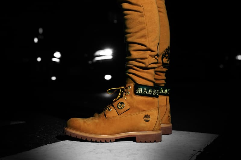 Timberland x MASTERMIND WORLD のコラボカプセルコレクションの公式情報が解禁 1952年の設立以降、世界初の完全防水レザーブーツを開発するなど、革新的なプロダクトを永遠の定番にまで昇華させ、The Notorious B.I.G.(ノトーリアス・B.I.G.)やMobb Deep(モブ・ディープ)、Wu-Tang Clan(ウータン・クラン)の着用を皮切りに、ヒップホップ/ストリートシーンでも絶大なる人気を獲得してきた〈Timberland(ティンバーランド)〉。“Made in Japan”にこだわり続け、日本の素材、伝統技術、最新技術をリアルクローズに落とし込み、老舗メゾンを凌ぐ服作りで世界を驚かせてきた〈MASTERMIND WORLD(マスターマインド ワールド)〉。この現代ストリートのクラフトマンシップを象徴する両者が手を組み、数量限定展開となるカプセルコレクションをリリースする。 本間正章のデザイン美学と〈Timberland〉が長い歴史の中で紡いできた豊かな伝統が融合した今回のコラボレーションでは、耐久性の高い上質な防水レザーを纏う6インチプレミアムブーツにさりげなくひねりを効かせ、シルエットを1インチ短くした6アイレット x 5インチのデザインを実現。着脱を考慮して、内側のクォーターパネルにはサイドジッパーがプラスされているほか、タン、ヒール、タグにはクロスボーンスカルが鎮座しており、履き口のレザーにもオールドイングリッシュで〈MASTERMIND WORLD〉のブランディングが施されている。 だが、今回のコレクションを構成するのは、ブーツのみではない。両者は1990年代の〈Timberland〉のヴィンテージアパレルから着想を得て、〈Timberland〉を代表するシルエットを一新させたストリートウェアも登場。ハイクオリティなコットンファブリックを使用し、細部にまでこだわりぬいたラインアップには、オーバーサイズのS/S TシャツとL/S Tシャツ、スウェットショートパンツ、スウェットジョガーパンツの4アイテムが名を連ねる。 ブーツ、アパレルともに両ブランドを象徴するウィートとブラックの2色展開となる〈Timberland〉x〈MASTERMIND WORLD〉のカプセルコレクションは、〈Timberland〉の伊勢丹新宿PC4店と公式オンラインショップおよび、〈MASTERMIND WORLD〉の取扱店舗にて9月14日(金)より発売開始。リリースに備えて、上のフォトギャラリーからコラボレーションならではの世界観を色濃く表現したルックビジュアルをチェックしてみてはいかがだろうか。