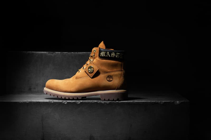 Timberland x MASTERMIND WORLD のコラボカプセルコレクションの公式情報が解禁 1952年の設立以降、世界初の完全防水レザーブーツを開発するなど、革新的なプロダクトを永遠の定番にまで昇華させ、The Notorious B.I.G.(ノトーリアス・B.I.G.)やMobb Deep(モブ・ディープ)、Wu-Tang Clan(ウータン・クラン)の着用を皮切りに、ヒップホップ/ストリートシーンでも絶大なる人気を獲得してきた〈Timberland(ティンバーランド)〉。“Made in Japan”にこだわり続け、日本の素材、伝統技術、最新技術をリアルクローズに落とし込み、老舗メゾンを凌ぐ服作りで世界を驚かせてきた〈MASTERMIND WORLD(マスターマインド ワールド)〉。この現代ストリートのクラフトマンシップを象徴する両者が手を組み、数量限定展開となるカプセルコレクションをリリースする。 本間正章のデザイン美学と〈Timberland〉が長い歴史の中で紡いできた豊かな伝統が融合した今回のコラボレーションでは、耐久性の高い上質な防水レザーを纏う6インチプレミアムブーツにさりげなくひねりを効かせ、シルエットを1インチ短くした6アイレット x 5インチのデザインを実現。着脱を考慮して、内側のクォーターパネルにはサイドジッパーがプラスされているほか、タン、ヒール、タグにはクロスボーンスカルが鎮座しており、履き口のレザーにもオールドイングリッシュで〈MASTERMIND WORLD〉のブランディングが施されている。 だが、今回のコレクションを構成するのは、ブーツのみではない。両者は1990年代の〈Timberland〉のヴィンテージアパレルから着想を得て、〈Timberland〉を代表するシルエットを一新させたストリートウェアも登場。ハイクオリティなコットンファブリックを使用し、細部にまでこだわりぬいたラインアップには、オーバーサイズのS/S TシャツとL/S Tシャツ、スウェットショートパンツ、スウェットジョガーパンツの4アイテムが名を連ねる。 ブーツ、アパレルともに両ブランドを象徴するウィートとブラックの2色展開となる〈Timberland〉x〈MASTERMIND WORLD〉のカプセルコレクションは、〈Timberland〉の伊勢丹新宿PC4店と公式オンラインショップおよび、〈MASTERMIND WORLD〉の取扱店舗にて9月14日(金)より発売開始。リリースに備えて、上のフォトギャラリーからコラボレーションならではの世界観を色濃く表現したルックビジュアルをチェックしてみてはいかがだろうか。