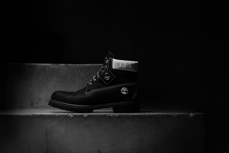Timberland x MASTERMIND WORLD のコラボカプセルコレクションの公式情報が解禁 1952年の設立以降、世界初の完全防水レザーブーツを開発するなど、革新的なプロダクトを永遠の定番にまで昇華させ、The Notorious B.I.G.（ノトーリアス・B.I.G.）やMobb Deep（モブ・ディープ）、Wu-Tang Clan（ウータン・クラン）の着用を皮切りに、ヒップホップ/ストリートシーンでも絶大なる人気を獲得してきた〈Timberland（ティンバーランド）〉。“Made in Japan”にこだわり続け、日本の素材、伝統技術、最新技術をリアルクローズに落とし込み、老舗メゾンを凌ぐ服作りで世界を驚かせてきた〈MASTERMIND WORLD（マスターマインド ワールド）〉。この現代ストリートのクラフトマンシップを象徴する両者が手を組み、数量限定展開となるカプセルコレクションをリリースする。  本間正章のデザイン美学と〈Timberland〉が長い歴史の中で紡いできた豊かな伝統が融合した今回のコラボレーションでは、耐久性の高い上質な防水レザーを纏う6インチプレミアムブーツにさりげなくひねりを効かせ、シルエットを1インチ短くした6アイレット x 5インチのデザインを実現。着脱を考慮して、内側のクォーターパネルにはサイドジッパーがプラスされているほか、タン、ヒール、タグにはクロスボーンスカルが鎮座しており、履き口のレザーにもオールドイングリッシュで〈MASTERMIND WORLD〉のブランディングが施されている。  だが、今回のコレクションを構成するのは、ブーツのみではない。両者は1990年代の〈Timberland〉のヴィンテージアパレルから着想を得て、〈Timberland〉を代表するシルエットを一新させたストリートウェアも登場。ハイクオリティなコットンファブリックを使用し、細部にまでこだわりぬいたラインアップには、オーバーサイズのS/S TシャツとL/S Tシャツ、スウェットショートパンツ、スウェットジョガーパンツの4アイテムが名を連ねる。  ブーツ、アパレルともに両ブランドを象徴するウィートとブラックの2色展開となる〈Timberland〉x〈MASTERMIND WORLD〉のカプセルコレクションは、〈Timberland〉の伊勢丹新宿PC4店と公式オンラインショップおよび、〈MASTERMIND WORLD〉の取扱店舗にて9月14日（金）より発売開始。リリースに備えて、上のフォトギャラリーからコラボレーションならではの世界観を色濃く表現したルックビジュアルをチェックしてみてはいかがだろうか。