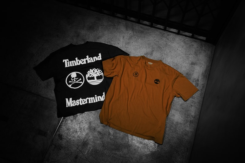 Timberland x MASTERMIND WORLD のコラボカプセルコレクションの公式情報が解禁 1952年の設立以降、世界初の完全防水レザーブーツを開発するなど、革新的なプロダクトを永遠の定番にまで昇華させ、The Notorious B.I.G.（ノトーリアス・B.I.G.）やMobb Deep（モブ・ディープ）、Wu-Tang Clan（ウータン・クラン）の着用を皮切りに、ヒップホップ/ストリートシーンでも絶大なる人気を獲得してきた〈Timberland（ティンバーランド）〉。“Made in Japan”にこだわり続け、日本の素材、伝統技術、最新技術をリアルクローズに落とし込み、老舗メゾンを凌ぐ服作りで世界を驚かせてきた〈MASTERMIND WORLD（マスターマインド ワールド）〉。この現代ストリートのクラフトマンシップを象徴する両者が手を組み、数量限定展開となるカプセルコレクションをリリースする。  本間正章のデザイン美学と〈Timberland〉が長い歴史の中で紡いできた豊かな伝統が融合した今回のコラボレーションでは、耐久性の高い上質な防水レザーを纏う6インチプレミアムブーツにさりげなくひねりを効かせ、シルエットを1インチ短くした6アイレット x 5インチのデザインを実現。着脱を考慮して、内側のクォーターパネルにはサイドジッパーがプラスされているほか、タン、ヒール、タグにはクロスボーンスカルが鎮座しており、履き口のレザーにもオールドイングリッシュで〈MASTERMIND WORLD〉のブランディングが施されている。  だが、今回のコレクションを構成するのは、ブーツのみではない。両者は1990年代の〈Timberland〉のヴィンテージアパレルから着想を得て、〈Timberland〉を代表するシルエットを一新させたストリートウェアも登場。ハイクオリティなコットンファブリックを使用し、細部にまでこだわりぬいたラインアップには、オーバーサイズのS/S TシャツとL/S Tシャツ、スウェットショートパンツ、スウェットジョガーパンツの4アイテムが名を連ねる。  ブーツ、アパレルともに両ブランドを象徴するウィートとブラックの2色展開となる〈Timberland〉x〈MASTERMIND WORLD〉のカプセルコレクションは、〈Timberland〉の伊勢丹新宿PC4店と公式オンラインショップおよび、〈MASTERMIND WORLD〉の取扱店舗にて9月14日（金）より発売開始。リリースに備えて、上のフォトギャラリーからコラボレーションならではの世界観を色濃く表現したルックビジュアルをチェックしてみてはいかがだろうか。