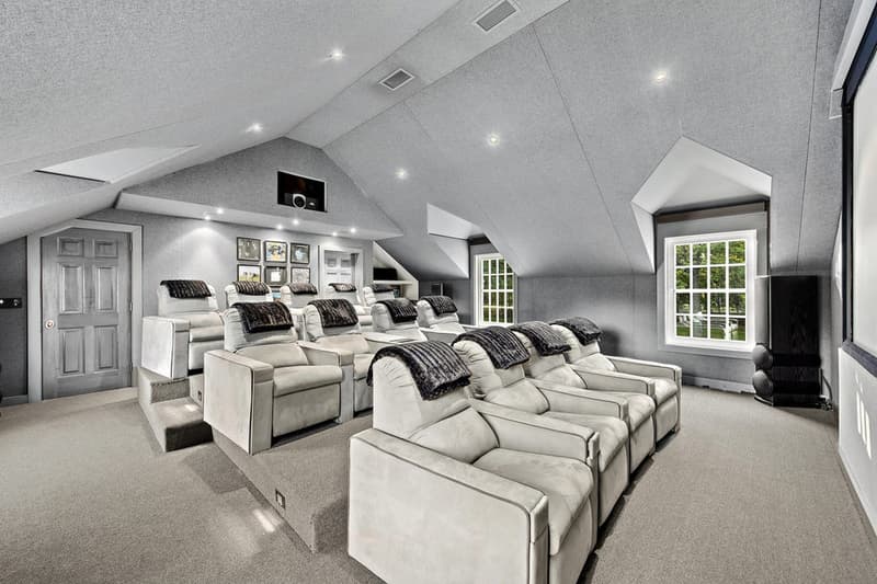 過去にトミー・ヒルフィガーが住んでいた大豪邸が7億5,000万円で販売中 超本格的なプライベートシアタールームなどが併設されたアメリカンドリームそのものと言える豪邸を覗いてみよう かつてTommy Hilfiger（トミー・ヒルフィガー）が所有していた大豪邸が、675万ドル（7億5,000万円）という目を見張る値札を下げ、不動産市場に姿を現した。  ニューヨーク・マンハッタンから約50kmほどの距離にある通称『Appleyard Estate』は、牧歌的なコネチカット州に位置し、18,615㎡という広大な敷地面積を保有している。904㎡を誇るコロニアル様式の邸宅には、一般的に想像するホームシアターを遥かに凌駕するプライベートシアタールームやミュージックスタジオが併設。ダイニングルームは屋外との仕切りがまるでないかのような開放的なシームレスなデザインが魅力的で、ファミリールームとリビングルームは自然光が入る構造で、ソラリウムとプールへダイレクトにアクセスすることも可能だ。  その他にも、石畳のゲートを抜けて辿り着くエントランスなど、アメリカンドリームを具現化したような豪邸を細部まで覗いてみたいという方は、こちらから。  建築好きの方は、〈FENDI（フェンディ）〉から登場した超高級キッチンラインや、エクアドルの山林地帯にひっそりと佇む究極のコレクターズハウスなどもチェックしてみてはいかがだろうか。