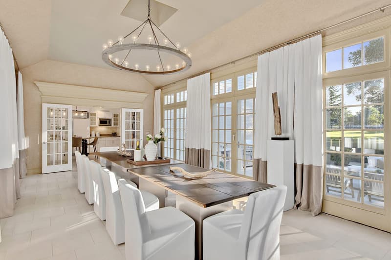 過去にトミー・ヒルフィガーが住んでいた大豪邸が7億5,000万円で販売中 超本格的なプライベートシアタールームなどが併設されたアメリカンドリームそのものと言える豪邸を覗いてみよう かつてTommy Hilfiger（トミー・ヒルフィガー）が所有していた大豪邸が、675万ドル（7億5,000万円）という目を見張る値札を下げ、不動産市場に姿を現した。  ニューヨーク・マンハッタンから約50kmほどの距離にある通称『Appleyard Estate』は、牧歌的なコネチカット州に位置し、18,615㎡という広大な敷地面積を保有している。904㎡を誇るコロニアル様式の邸宅には、一般的に想像するホームシアターを遥かに凌駕するプライベートシアタールームやミュージックスタジオが併設。ダイニングルームは屋外との仕切りがまるでないかのような開放的なシームレスなデザインが魅力的で、ファミリールームとリビングルームは自然光が入る構造で、ソラリウムとプールへダイレクトにアクセスすることも可能だ。  その他にも、石畳のゲートを抜けて辿り着くエントランスなど、アメリカンドリームを具現化したような豪邸を細部まで覗いてみたいという方は、こちらから。  建築好きの方は、〈FENDI（フェンディ）〉から登場した超高級キッチンラインや、エクアドルの山林地帯にひっそりと佇む究極のコレクターズハウスなどもチェックしてみてはいかがだろうか。