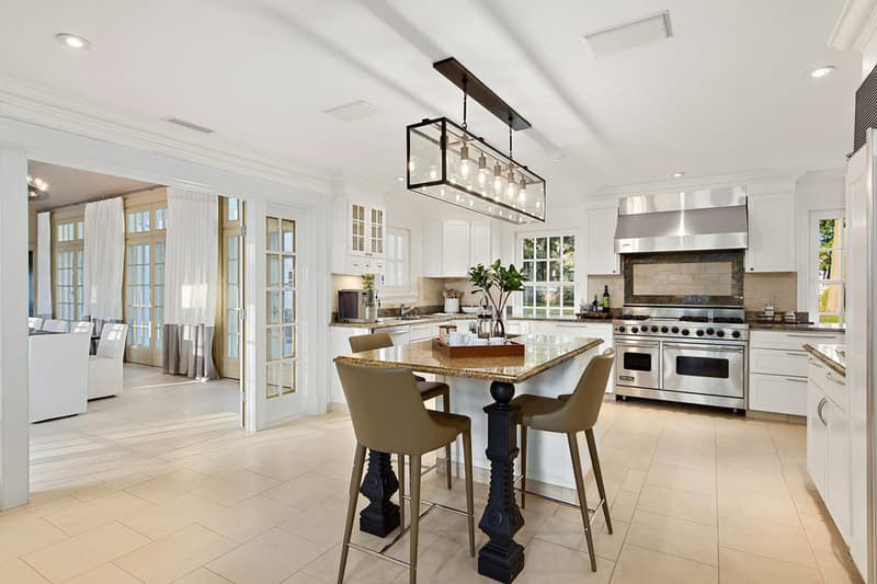 過去にトミー・ヒルフィガーが住んでいた大豪邸が7億5,000万円で販売中 超本格的なプライベートシアタールームなどが併設されたアメリカンドリームそのものと言える豪邸を覗いてみよう かつてTommy Hilfiger（トミー・ヒルフィガー）が所有していた大豪邸が、675万ドル（7億5,000万円）という目を見張る値札を下げ、不動産市場に姿を現した。  ニューヨーク・マンハッタンから約50kmほどの距離にある通称『Appleyard Estate』は、牧歌的なコネチカット州に位置し、18,615㎡という広大な敷地面積を保有している。904㎡を誇るコロニアル様式の邸宅には、一般的に想像するホームシアターを遥かに凌駕するプライベートシアタールームやミュージックスタジオが併設。ダイニングルームは屋外との仕切りがまるでないかのような開放的なシームレスなデザインが魅力的で、ファミリールームとリビングルームは自然光が入る構造で、ソラリウムとプールへダイレクトにアクセスすることも可能だ。  その他にも、石畳のゲートを抜けて辿り着くエントランスなど、アメリカンドリームを具現化したような豪邸を細部まで覗いてみたいという方は、こちらから。  建築好きの方は、〈FENDI（フェンディ）〉から登場した超高級キッチンラインや、エクアドルの山林地帯にひっそりと佇む究極のコレクターズハウスなどもチェックしてみてはいかがだろうか。