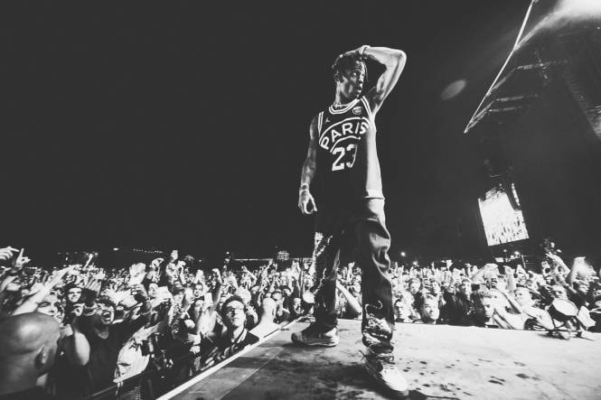 Travis Scott が噂の PSG x Jordan Brand のコラボジャージを初披露