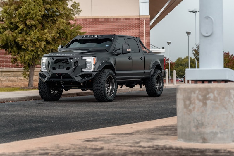 強靭な守備力とエクストリーム感を追求した Ford F-250 のチューンアップモデル 超高級鍛造カスタムホイールを履いた武装車両顔負けの漆黒のオフローダーが爆誕