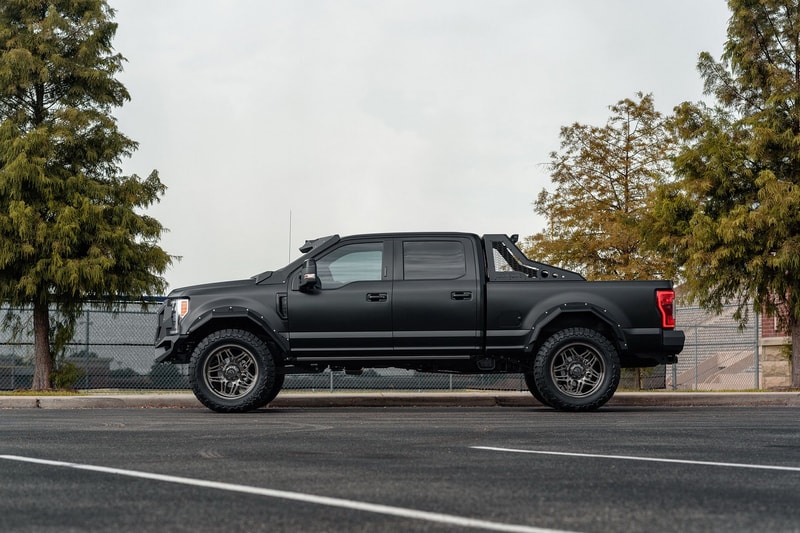 強靭な守備力とエクストリーム感を追求した Ford F-250 のチューンアップモデル 超高級鍛造カスタムホイールを履いた武装車両顔負けの漆黒のオフローダーが爆誕
