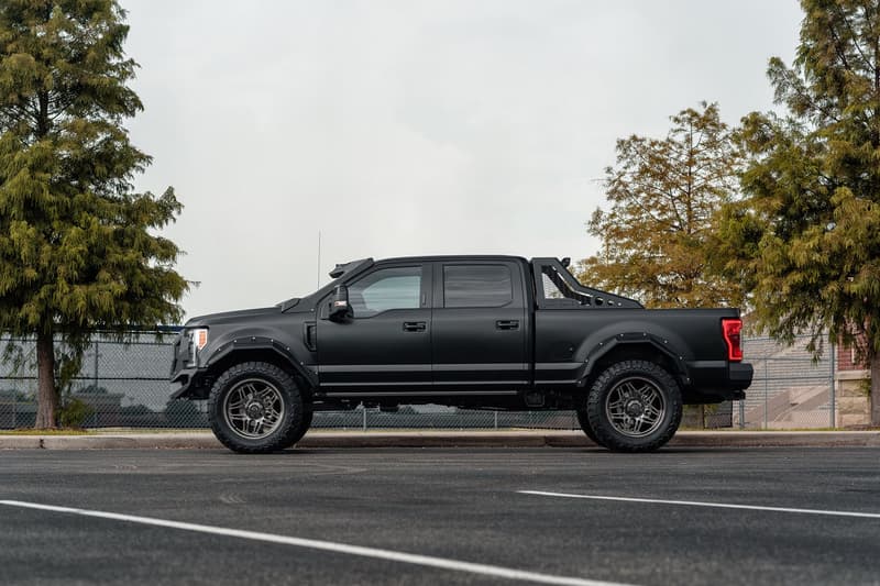 強靭な守備力とエクストリーム感を追求した Ford F-250 のチューンアップモデル 超高級鍛造カスタムホイールを履いた武装車両顔負けの漆黒のオフローダーが爆誕
