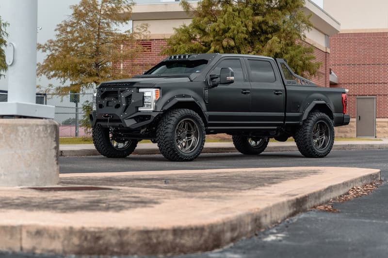 強靭な守備力とエクストリーム感を追求した Ford F-250 のチューンアップモデル 超高級鍛造カスタムホイールを履いた武装車両顔負けの漆黒のオフローダーが爆誕