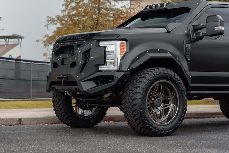 強靭な守備力とエクストリーム感を追求した Ford F-250 のチューンアップモデル 超高級鍛造カスタムホイールを履いた武装車両顔負けの漆黒のオフローダーが爆誕