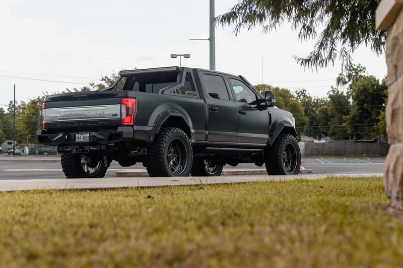 強靭な守備力とエクストリーム感を追求した Ford F-250 のチューンアップモデル 超高級鍛造カスタムホイールを履いた武装車両顔負けの漆黒のオフローダーが爆誕
