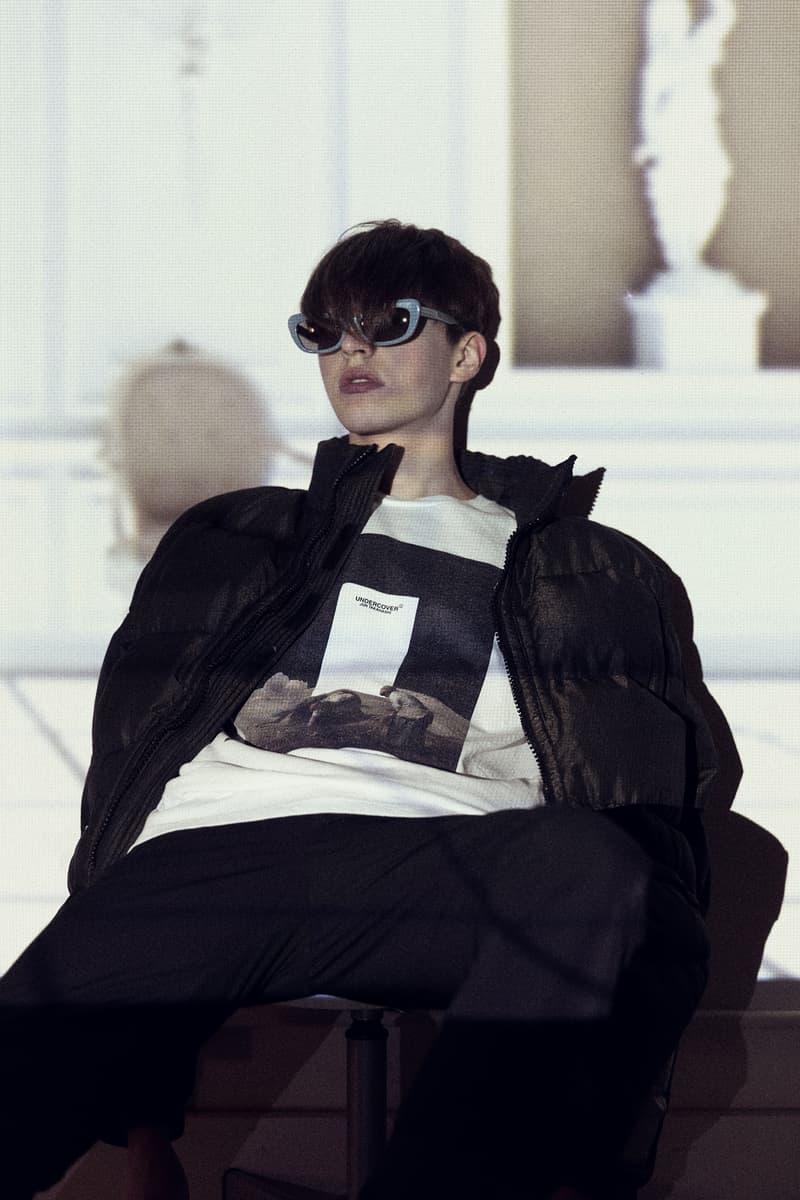 『2001年宇宙の旅』に着想を得たUNDERCOVER 2018年秋冬コレクション 高橋盾が映画界の巨匠、スタンリー・キューブリックに敬意を表す 2018年秋冬の〈UNDERCOVER（アンダーカバー）〉のコレクションは、Stabley Kubrick（スタンリー・キューブリック）が1968年に発表したSF映画の草分け的作品『2001年宇宙の旅』にインスパイアされている。“秩序、無秩序”と訳される“order – disorder”をタイトルに掲げた本コレクションは、映画内の特徴的なシーンのグラフィティをプリントで表現したり、映画内に登場する人工知能“HAL”や“COMPUTER MALFUNCTION（コンピューターの故障）”という文字を配すなど、アカデミー賞特殊視覚効果賞受賞作品の中で視覚的に表現された宇宙のイメージを〈UNDERCOVER〉目線で解釈したデザインを随所で確認することができる。  『HYPEBEAST』のオンラインストア『HBX』には、Last Supper S/S Tシャツ、Spacemanジャケット、表裏でデザインが変わるリバーシブルボンバージャケットなど、高橋盾の最新コレクションのキーピースがデリバリーされている。ひとまず、我々が制作したビジュアルを上のフォトギャラリーからチェックして、気になるアイテムを探してみてはいかがだろうか。  あわせて、“order – disorder”コレクションの一角をなす〈Zeptepi（ゼプテピ）〉とのコラボサコッシュもお買い逃しのないように。