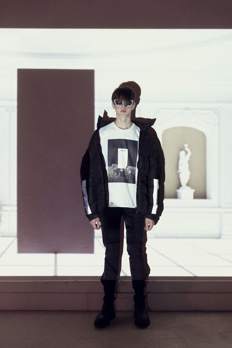 『2001年宇宙の旅』に着想を得たUNDERCOVER 2018年秋冬コレクション 高橋盾が映画界の巨匠、スタンリー・キューブリックに敬意を表す 2018年秋冬の〈UNDERCOVER（アンダーカバー）〉のコレクションは、Stabley Kubrick（スタンリー・キューブリック）が1968年に発表したSF映画の草分け的作品『2001年宇宙の旅』にインスパイアされている。“秩序、無秩序”と訳される“order – disorder”をタイトルに掲げた本コレクションは、映画内の特徴的なシーンのグラフィティをプリントで表現したり、映画内に登場する人工知能“HAL”や“COMPUTER MALFUNCTION（コンピューターの故障）”という文字を配すなど、アカデミー賞特殊視覚効果賞受賞作品の中で視覚的に表現された宇宙のイメージを〈UNDERCOVER〉目線で解釈したデザインを随所で確認することができる。  『HYPEBEAST』のオンラインストア『HBX』には、Last Supper S/S Tシャツ、Spacemanジャケット、表裏でデザインが変わるリバーシブルボンバージャケットなど、高橋盾の最新コレクションのキーピースがデリバリーされている。ひとまず、我々が制作したビジュアルを上のフォトギャラリーからチェックして、気になるアイテムを探してみてはいかがだろうか。  あわせて、“order – disorder”コレクションの一角をなす〈Zeptepi（ゼプテピ）〉とのコラボサコッシュもお買い逃しのないように。