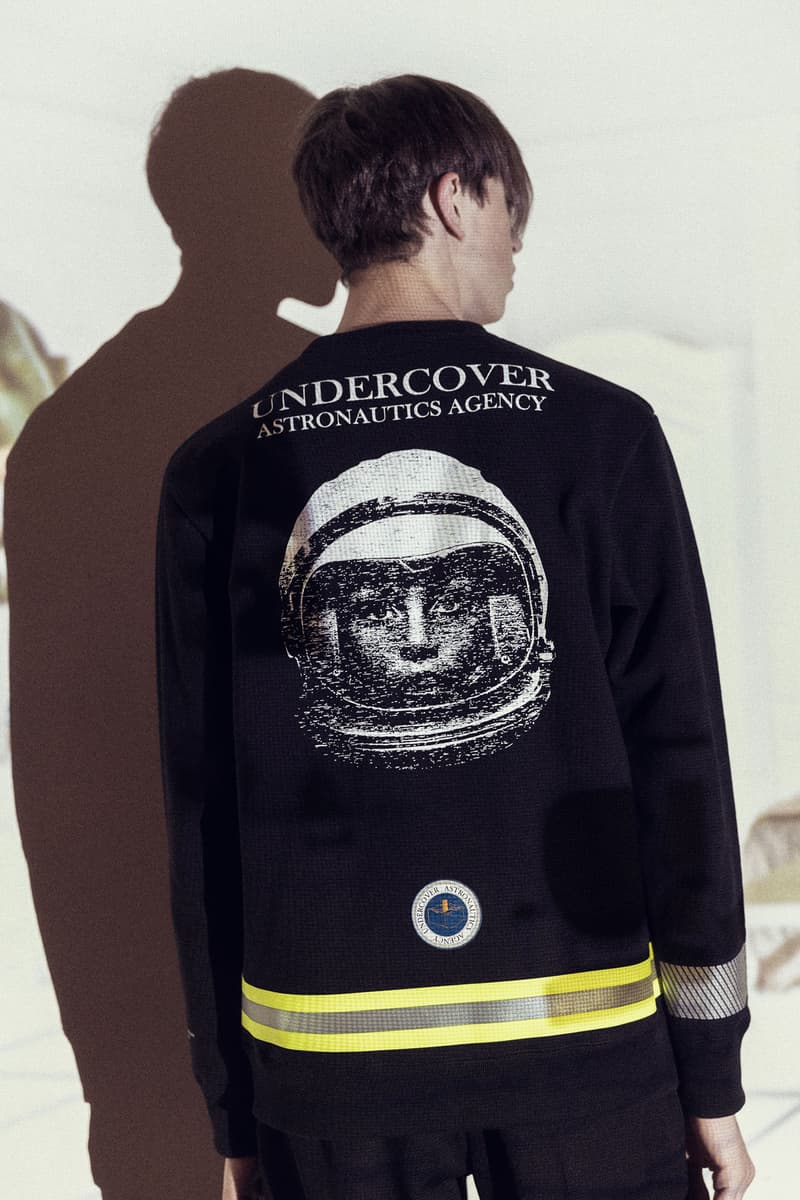 『2001年宇宙の旅』に着想を得たUNDERCOVER 2018年秋冬コレクション 高橋盾が映画界の巨匠、スタンリー・キューブリックに敬意を表す 2018年秋冬の〈UNDERCOVER(アンダーカバー)〉のコレクションは、Stabley Kubrick(スタンリー・キューブリック)が1968年に発表したSF映画の草分け的作品『2001年宇宙の旅』にインスパイアされている。“秩序、無秩序”と訳される“order – disorder”をタイトルに掲げた本コレクションは、映画内の特徴的なシーンのグラフィティをプリントで表現したり、映画内に登場する人工知能“HAL”や“COMPUTER MALFUNCTION(コンピューターの故障)”という文字を配すなど、アカデミー賞特殊視覚効果賞受賞作品の中で視覚的に表現された宇宙のイメージを〈UNDERCOVER〉目線で解釈したデザインを随所で確認することができる。 『HYPEBEAST』のオンラインストア『HBX』には、Last Supper S/S Tシャツ、Spacemanジャケット、表裏でデザインが変わるリバーシブルボンバージャケットなど、高橋盾の最新コレクションのキーピースがデリバリーされている。ひとまず、我々が制作したビジュアルを上のフォトギャラリーからチェックして、気になるアイテムを探してみてはいかがだろうか。 あわせて、“order – disorder”コレクションの一角をなす〈Zeptepi(ゼプテピ)〉とのコラボサコッシュもお買い逃しのないように。