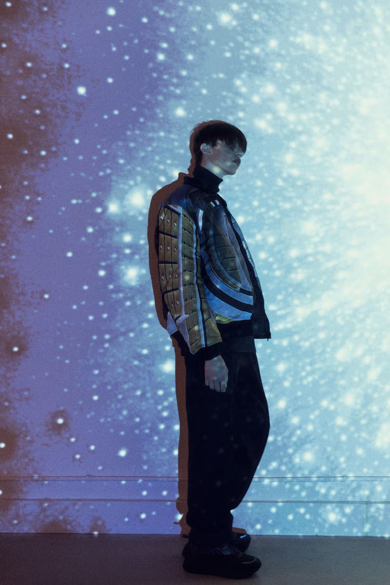 『2001年宇宙の旅』に着想を得たUNDERCOVER 2018年秋冬コレクション 高橋盾が映画界の巨匠、スタンリー・キューブリックに敬意を表す 2018年秋冬の〈UNDERCOVER（アンダーカバー）〉のコレクションは、Stabley Kubrick（スタンリー・キューブリック）が1968年に発表したSF映画の草分け的作品『2001年宇宙の旅』にインスパイアされている。“秩序、無秩序”と訳される“order – disorder”をタイトルに掲げた本コレクションは、映画内の特徴的なシーンのグラフィティをプリントで表現したり、映画内に登場する人工知能“HAL”や“COMPUTER MALFUNCTION（コンピューターの故障）”という文字を配すなど、アカデミー賞特殊視覚効果賞受賞作品の中で視覚的に表現された宇宙のイメージを〈UNDERCOVER〉目線で解釈したデザインを随所で確認することができる。  『HYPEBEAST』のオンラインストア『HBX』には、Last Supper S/S Tシャツ、Spacemanジャケット、表裏でデザインが変わるリバーシブルボンバージャケットなど、高橋盾の最新コレクションのキーピースがデリバリーされている。ひとまず、我々が制作したビジュアルを上のフォトギャラリーからチェックして、気になるアイテムを探してみてはいかがだろうか。  あわせて、“order – disorder”コレクションの一角をなす〈Zeptepi（ゼプテピ）〉とのコラボサコッシュもお買い逃しのないように。