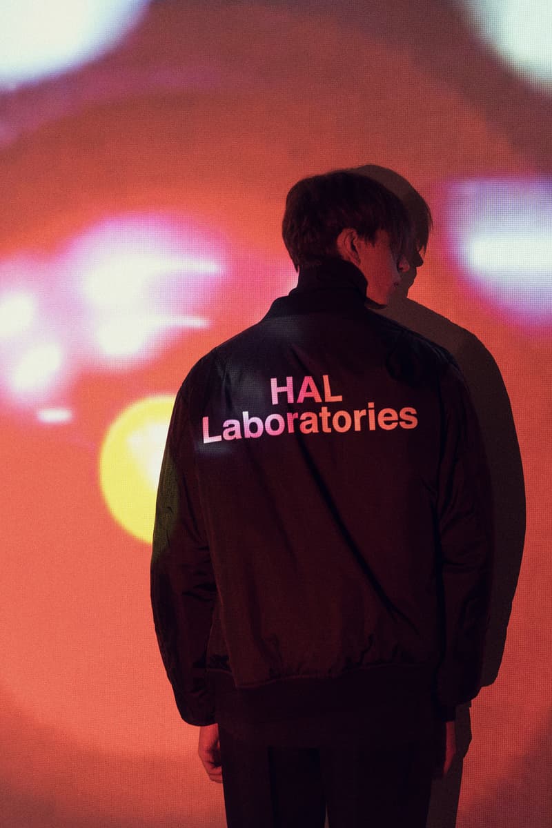 『2001年宇宙の旅』に着想を得たUNDERCOVER 2018年秋冬コレクション 高橋盾が映画界の巨匠、スタンリー・キューブリックに敬意を表す 2018年秋冬の〈UNDERCOVER（アンダーカバー）〉のコレクションは、Stabley Kubrick（スタンリー・キューブリック）が1968年に発表したSF映画の草分け的作品『2001年宇宙の旅』にインスパイアされている。“秩序、無秩序”と訳される“order – disorder”をタイトルに掲げた本コレクションは、映画内の特徴的なシーンのグラフィティをプリントで表現したり、映画内に登場する人工知能“HAL”や“COMPUTER MALFUNCTION（コンピューターの故障）”という文字を配すなど、アカデミー賞特殊視覚効果賞受賞作品の中で視覚的に表現された宇宙のイメージを〈UNDERCOVER〉目線で解釈したデザインを随所で確認することができる。  『HYPEBEAST』のオンラインストア『HBX』には、Last Supper S/S Tシャツ、Spacemanジャケット、表裏でデザインが変わるリバーシブルボンバージャケットなど、高橋盾の最新コレクションのキーピースがデリバリーされている。ひとまず、我々が制作したビジュアルを上のフォトギャラリーからチェックして、気になるアイテムを探してみてはいかがだろうか。  あわせて、“order – disorder”コレクションの一角をなす〈Zeptepi（ゼプテピ）〉とのコラボサコッシュもお買い逃しのないように。