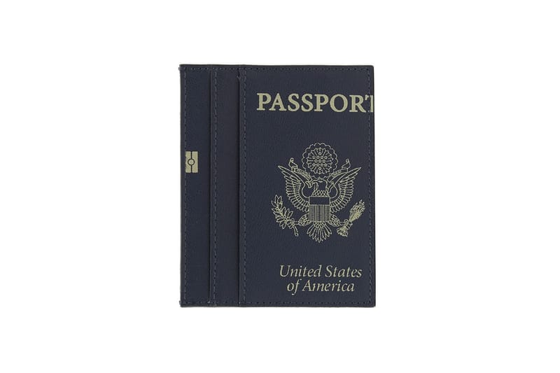 Vetements よりパスポートをサンプリングしたカードケースが登場