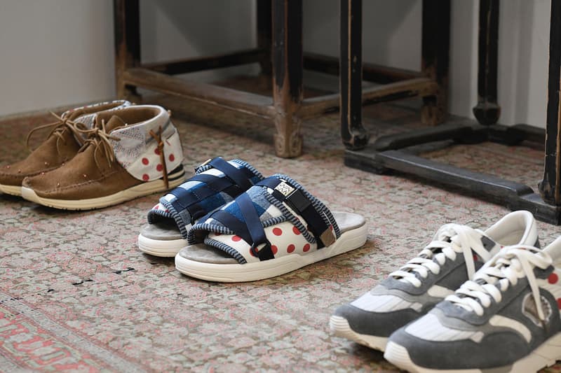 バイヤーがこぞって足を運ぶ visvim 2019年春夏コレクションの展示会場に潜入 日本が誇るものづくりの素晴らしさを世界に発信し続けてきた〈visvim（ビズビム）〉の2019年春夏コレクションの展示会会場に、香港の人気ファッション誌『Milk Magazine』が潜入。関係者のみしか訪問できない貴重なシーンを撮影したフォトセットを見てみると、〈visvim〉の定番シューズであるFTBやRoland Joggerの新作を含むバリエーション豊富なフットウェアや風呂敷、各種バッグなどのアクセサリーを囲うように、季節感のあるアパレルがラッキングされている。また、アパレルもデニムやスエードなど、素材の魅力を最大限に引き出したライトアウターを中心に、袖元をパッチワークで表現したミリタリー系のジャケットや総柄の開襟シャツなども展開されるようだ。  販売までには時間があるが、バイヤー陣が駆けつけるストアとはまた違った展示会の雰囲気を上のフォトギャラリーからチェックしてみてはいかがだろうか。  あわせて、日本と欧米に息づく2つのスタイルを共存させた〈visvim〉の2018年秋冬コレクションのルックブックもお見逃しなく。