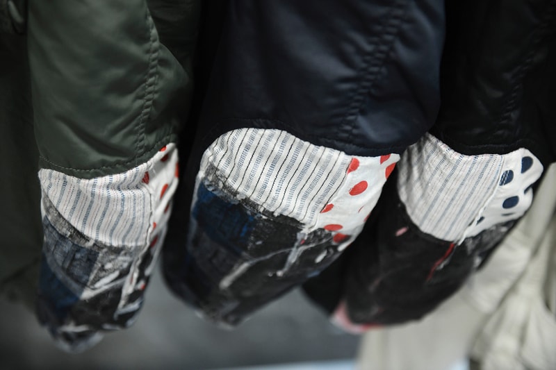 バイヤーがこぞって足を運ぶ visvim 2019年春夏コレクションの展示会場に潜入 日本が誇るものづくりの素晴らしさを世界に発信し続けてきた〈visvim（ビズビム）〉の2019年春夏コレクションの展示会会場に、香港の人気ファッション誌『Milk Magazine』が潜入。関係者のみしか訪問できない貴重なシーンを撮影したフォトセットを見てみると、〈visvim〉の定番シューズであるFTBやRoland Joggerの新作を含むバリエーション豊富なフットウェアや風呂敷、各種バッグなどのアクセサリーを囲うように、季節感のあるアパレルがラッキングされている。また、アパレルもデニムやスエードなど、素材の魅力を最大限に引き出したライトアウターを中心に、袖元をパッチワークで表現したミリタリー系のジャケットや総柄の開襟シャツなども展開されるようだ。  販売までには時間があるが、バイヤー陣が駆けつけるストアとはまた違った展示会の雰囲気を上のフォトギャラリーからチェックしてみてはいかがだろうか。  あわせて、日本と欧米に息づく2つのスタイルを共存させた〈visvim〉の2018年秋冬コレクションのルックブックもお見逃しなく。