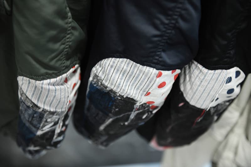 バイヤーがこぞって足を運ぶ visvim 2019年春夏コレクションの展示会場に潜入 日本が誇るものづくりの素晴らしさを世界に発信し続けてきた〈visvim(ビズビム)〉の2019年春夏コレクションの展示会会場に、香港の人気ファッション誌『Milk Magazine』が潜入。関係者のみしか訪問できない貴重なシーンを撮影したフォトセットを見てみると、〈visvim〉の定番シューズであるFTBやRoland Joggerの新作を含むバリエーション豊富なフットウェアや風呂敷、各種バッグなどのアクセサリーを囲うように、季節感のあるアパレルがラッキングされている。また、アパレルもデニムやスエードなど、素材の魅力を最大限に引き出したライトアウターを中心に、袖元をパッチワークで表現したミリタリー系のジャケットや総柄の開襟シャツなども展開されるようだ。 販売までには時間があるが、バイヤー陣が駆けつけるストアとはまた違った展示会の雰囲気を上のフォトギャラリーからチェックしてみてはいかがだろうか。 あわせて、日本と欧米に息づく2つのスタイルを共存させた〈visvim〉の2018年秋冬コレクションのルックブックもお見逃しなく。
