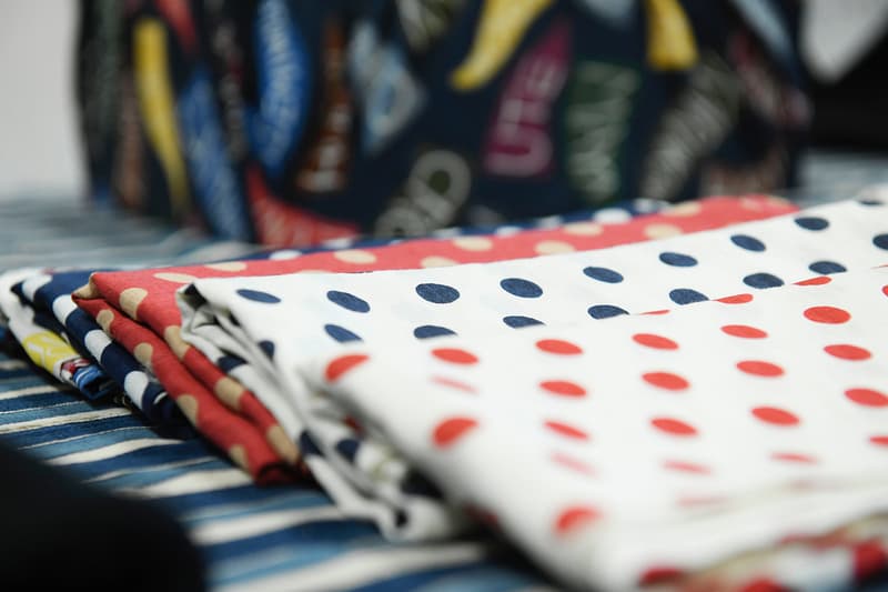 バイヤーがこぞって足を運ぶ visvim 2019年春夏コレクションの展示会場に潜入 日本が誇るものづくりの素晴らしさを世界に発信し続けてきた〈visvim（ビズビム）〉の2019年春夏コレクションの展示会会場に、香港の人気ファッション誌『Milk Magazine』が潜入。関係者のみしか訪問できない貴重なシーンを撮影したフォトセットを見てみると、〈visvim〉の定番シューズであるFTBやRoland Joggerの新作を含むバリエーション豊富なフットウェアや風呂敷、各種バッグなどのアクセサリーを囲うように、季節感のあるアパレルがラッキングされている。また、アパレルもデニムやスエードなど、素材の魅力を最大限に引き出したライトアウターを中心に、袖元をパッチワークで表現したミリタリー系のジャケットや総柄の開襟シャツなども展開されるようだ。  販売までには時間があるが、バイヤー陣が駆けつけるストアとはまた違った展示会の雰囲気を上のフォトギャラリーからチェックしてみてはいかがだろうか。  あわせて、日本と欧米に息づく2つのスタイルを共存させた〈visvim〉の2018年秋冬コレクションのルックブックもお見逃しなく。