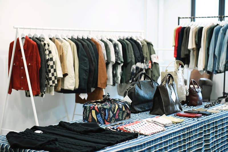 バイヤーがこぞって足を運ぶ visvim 2019年春夏コレクションの展示会場に潜入 日本が誇るものづくりの素晴らしさを世界に発信し続けてきた〈visvim(ビズビム)〉の2019年春夏コレクションの展示会会場に、香港の人気ファッション誌『Milk Magazine』が潜入。関係者のみしか訪問できない貴重なシーンを撮影したフォトセットを見てみると、〈visvim〉の定番シューズであるFTBやRoland Joggerの新作を含むバリエーション豊富なフットウェアや風呂敷、各種バッグなどのアクセサリーを囲うように、季節感のあるアパレルがラッキングされている。また、アパレルもデニムやスエードなど、素材の魅力を最大限に引き出したライトアウターを中心に、袖元をパッチワークで表現したミリタリー系のジャケットや総柄の開襟シャツなども展開されるようだ。 販売までには時間があるが、バイヤー陣が駆けつけるストアとはまた違った展示会の雰囲気を上のフォトギャラリーからチェックしてみてはいかがだろうか。 あわせて、日本と欧米に息づく2つのスタイルを共存させた〈visvim〉の2018年秋冬コレクションのルックブックもお見逃しなく。