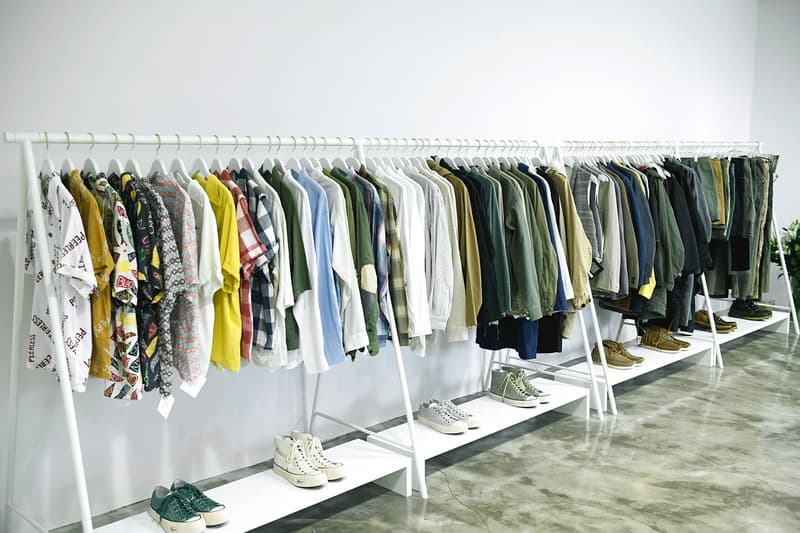 バイヤーがこぞって足を運ぶ visvim 2019年春夏コレクションの展示会場に潜入 日本が誇るものづくりの素晴らしさを世界に発信し続けてきた〈visvim(ビズビム)〉の2019年春夏コレクションの展示会会場に、香港の人気ファッション誌『Milk Magazine』が潜入。関係者のみしか訪問できない貴重なシーンを撮影したフォトセットを見てみると、〈visvim〉の定番シューズであるFTBやRoland Joggerの新作を含むバリエーション豊富なフットウェアや風呂敷、各種バッグなどのアクセサリーを囲うように、季節感のあるアパレルがラッキングされている。また、アパレルもデニムやスエードなど、素材の魅力を最大限に引き出したライトアウターを中心に、袖元をパッチワークで表現したミリタリー系のジャケットや総柄の開襟シャツなども展開されるようだ。 販売までには時間があるが、バイヤー陣が駆けつけるストアとはまた違った展示会の雰囲気を上のフォトギャラリーからチェックしてみてはいかがだろうか。 あわせて、日本と欧米に息づく2つのスタイルを共存させた〈visvim〉の2018年秋冬コレクションのルックブックもお見逃しなく。