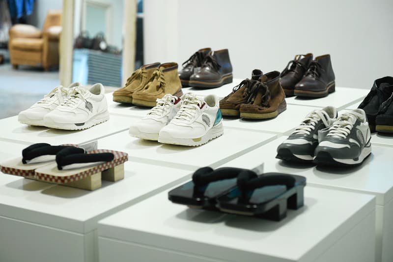 バイヤーがこぞって足を運ぶ visvim 2019年春夏コレクションの展示会場に潜入 日本が誇るものづくりの素晴らしさを世界に発信し続けてきた〈visvim(ビズビム)〉の2019年春夏コレクションの展示会会場に、香港の人気ファッション誌『Milk Magazine』が潜入。関係者のみしか訪問できない貴重なシーンを撮影したフォトセットを見てみると、〈visvim〉の定番シューズであるFTBやRoland Joggerの新作を含むバリエーション豊富なフットウェアや風呂敷、各種バッグなどのアクセサリーを囲うように、季節感のあるアパレルがラッキングされている。また、アパレルもデニムやスエードなど、素材の魅力を最大限に引き出したライトアウターを中心に、袖元をパッチワークで表現したミリタリー系のジャケットや総柄の開襟シャツなども展開されるようだ。 販売までには時間があるが、バイヤー陣が駆けつけるストアとはまた違った展示会の雰囲気を上のフォトギャラリーからチェックしてみてはいかがだろうか。 あわせて、日本と欧米に息づく2つのスタイルを共存させた〈visvim〉の2018年秋冬コレクションのルックブックもお見逃しなく。
