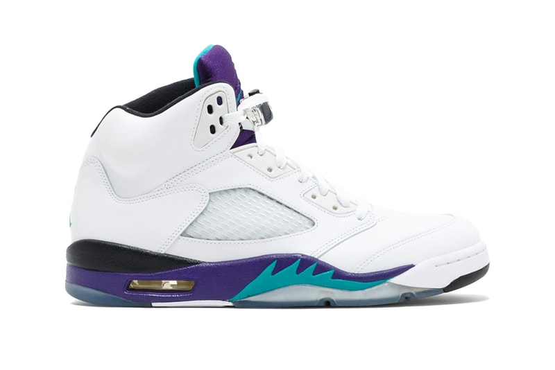 ウィル・スミスと Nike がシューレースなしの Air Jordan 5 を製作中？ Jordan 5 “Grape”をベースにしたコラボモデルとともに若きウィル・スミスの写真をプリントしたTシャツ＆フーディもリリースされるとか Will Smith（ウィル・スミス）と〈Jordan Brand（ジョーダン ブランド）〉が、1990年代に放送されていたコメディドラマ『ベルエアのフレッシュ・プリンス』にオマージュを捧げるAir Jordan 5のコラボレーションモデルを製作しているようだ。  Will Smithが演じていたFresh PrinceはAir Jordan好きという設定で有名だが、ベースモデルはPrince本人の着用により人気に火がついたJordan 5 “Grape”で、当時撮影された以下の写真と同じくシューレースを取り除き、その代わりにフィット感を維持するプラスチックネットをシュータンに配備。また、AJ5とともに、Jordanのトラックスーツを纏う若きWillのフォトプリントを施したTシャツとフーディもリリースされることになるという。  発売日に関する詳細は明らかになっていないので、今は首を長くして〈Nike〉からのアップデートを待つしかなさそう。