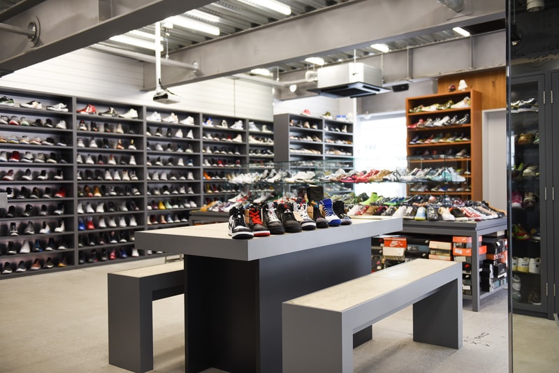 原宿に移転を果たした世界が認めるスニーカーショップ WORM TOKYO の店内に潜入 市場に出回っていない真のレアスニーカーも並ぶ店内には、〈Nike〉を中心に常時1,000〜1,500足のストックが可能 『HYPEBEAST』を日頃から愛読してくれているスニーカーヘッズ諸君も足繁く通っているであろう『WORM TOKYO（ワーム トウキョウ）』が、2015年末より拠点にしていた中目黒に別れを告げ、遂に原宿へと進出を果たした。『WORM』はKim Jones（キム・ジョーンズ）、Ben Baller（ベン・ボーラー）、Sean Wotherspoon（ショーン・ワザーズプーン）など、海外ストリートの重鎮たちをも惹きつける圧巻の品揃えで名声を獲得してきた。場所を『UNION TOKYO』の2Fへと移した新店舗は、30坪弱の広々としたインダストリアルな空間に、常時1,000〜1,500足をストックすることができるという。その大部分が〈Nike（ナイキ）〉と〈Jordan Brand（ジョーダン ブランド）〉を中心に構成されているが、〈Supreme（シュプリーム）〉や〈Off-White™️（オフホワイト）〉といった近頃の即完モデルはもちろんのこと、注目すべきは現代の市場ではなかなかお目にかかることのできない真のレアモデルである。そこから一部をピックアップするのであれば、Futura（フューチュラ）のサインが入ったDunk Hi From、2008年に“Air Force 1Influencer Pack”として登場したKAWS（カウズ）のコラボモデル、『mita sneakers（ミタスニーカーズ）』の中でも最も人気の高い“温故知新”のサンプル（流通モデルはヒールの桜マークがない）、米人気ドラマ『アントラージュ』のDunk SBなどがストックされていたほか、ショーケースの中にはAir YeezyやNike MAGの姿も。また、店舗を横切るように設置されたディスプレイの下には、年季の入ったシューズボックスがずらりと敷き詰められており、レコードをディグるような感覚でスニーカーを探していると思わぬ出会いがあるはずだ。  また、『HYPEBEAST』は特別にショップのバックヤードにも潜入することに成功。フロアに匹敵するほどの空間にはスニーカーが隙間なくびっしりと保管されており、いつ訪れても必ずお目当のものが見つかる『WORM TOKYO』のスニーカーへ対する愛と熱量が凝縮されていた。  まだ新店舗を訪れていないという方は、上のフォトギャラリーからパワーアップした『WORM TOKYO』の店内を覗き、是非ストアまで足を運んでみてほしい。  『HYPEBEAST』がお届けするその他のスニーカー情報は、こちらから。  WORM TOKYO 住所：東京都渋谷区神宮前 2-26-5 2F Tel：03-6303-4613 営業時間：（火〜土）11:00 - 20:00（日）11:00 - 18:00 定休日：月曜日