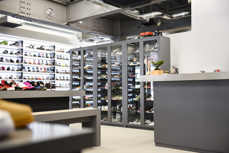 原宿に移転を果たした世界が認めるスニーカーショップ WORM TOKYO の店内に潜入 市場に出回っていない真のレアスニーカーも並ぶ店内には、〈Nike〉を中心に常時1,000〜1,500足のストックが可能 『HYPEBEAST』を日頃から愛読してくれているスニーカーヘッズ諸君も足繁く通っているであろう『WORM TOKYO（ワーム トウキョウ）』が、2015年末より拠点にしていた中目黒に別れを告げ、遂に原宿へと進出を果たした。『WORM』はKim Jones（キム・ジョーンズ）、Ben Baller（ベン・ボーラー）、Sean Wotherspoon（ショーン・ワザーズプーン）など、海外ストリートの重鎮たちをも惹きつける圧巻の品揃えで名声を獲得してきた。場所を『UNION TOKYO』の2Fへと移した新店舗は、30坪弱の広々としたインダストリアルな空間に、常時1,000〜1,500足をストックすることができるという。その大部分が〈Nike（ナイキ）〉と〈Jordan Brand（ジョーダン ブランド）〉を中心に構成されているが、〈Supreme（シュプリーム）〉や〈Off-White™️（オフホワイト）〉といった近頃の即完モデルはもちろんのこと、注目すべきは現代の市場ではなかなかお目にかかることのできない真のレアモデルである。そこから一部をピックアップするのであれば、Futura（フューチュラ）のサインが入ったDunk Hi From、2008年に“Air Force 1Influencer Pack”として登場したKAWS（カウズ）のコラボモデル、『mita sneakers（ミタスニーカーズ）』の中でも最も人気の高い“温故知新”のサンプル（流通モデルはヒールの桜マークがない）、米人気ドラマ『アントラージュ』のDunk SBなどがストックされていたほか、ショーケースの中にはAir YeezyやNike MAGの姿も。また、店舗を横切るように設置されたディスプレイの下には、年季の入ったシューズボックスがずらりと敷き詰められており、レコードをディグるような感覚でスニーカーを探していると思わぬ出会いがあるはずだ。  また、『HYPEBEAST』は特別にショップのバックヤードにも潜入することに成功。フロアに匹敵するほどの空間にはスニーカーが隙間なくびっしりと保管されており、いつ訪れても必ずお目当のものが見つかる『WORM TOKYO』のスニーカーへ対する愛と熱量が凝縮されていた。  まだ新店舗を訪れていないという方は、上のフォトギャラリーからパワーアップした『WORM TOKYO』の店内を覗き、是非ストアまで足を運んでみてほしい。  『HYPEBEAST』がお届けするその他のスニーカー情報は、こちらから。  WORM TOKYO 住所：東京都渋谷区神宮前 2-26-5 2F Tel：03-6303-4613 営業時間：（火〜土）11:00 - 20:00（日）11:00 - 18:00 定休日：月曜日